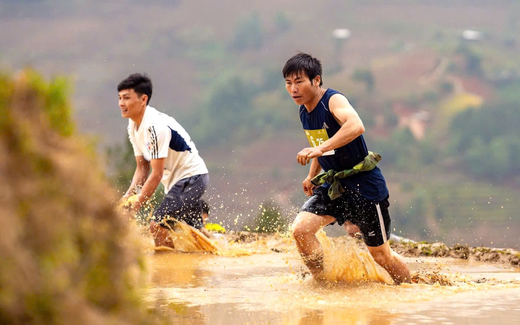 'Hoa khôi chạy bộ' phải bò trong giải chạy leo ruộng bậc thang Mù Cang Chải - Ảnh 3.