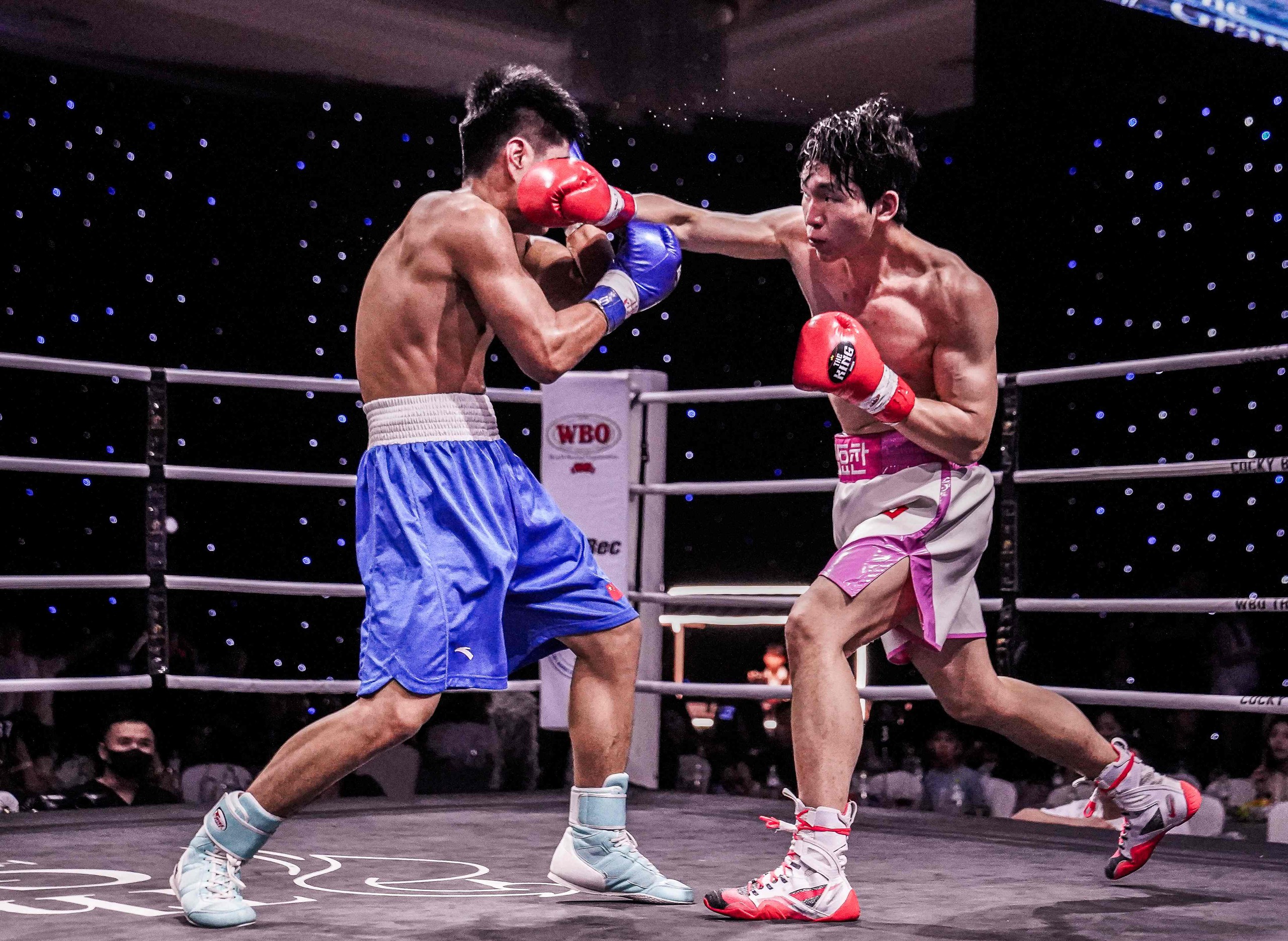 Un boxeador chino gana el título juvenil de la WBO SL tras 10 asaltos.