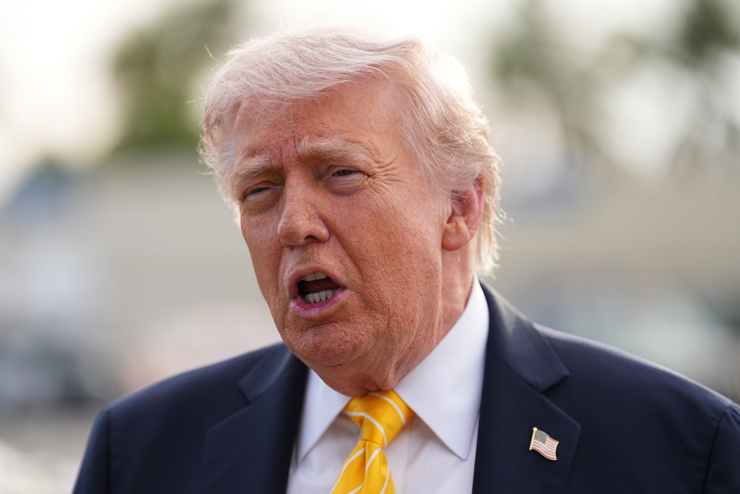 Trump đề nghị giúp tàu thuyền rời eo biển Hormuz