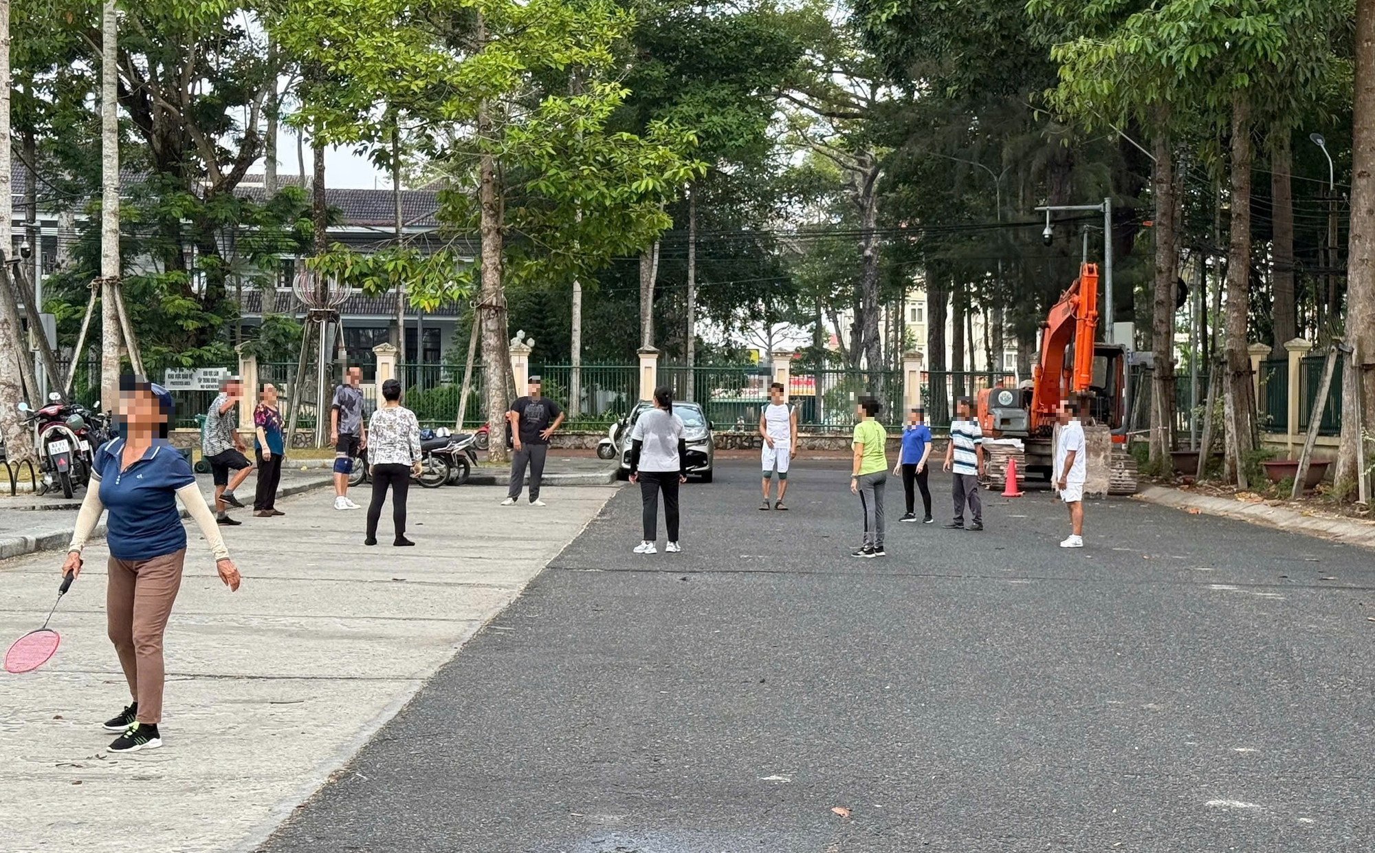 Người dân bức xúc vì người chơi thể thao chiếm lòng đường sáng sớm