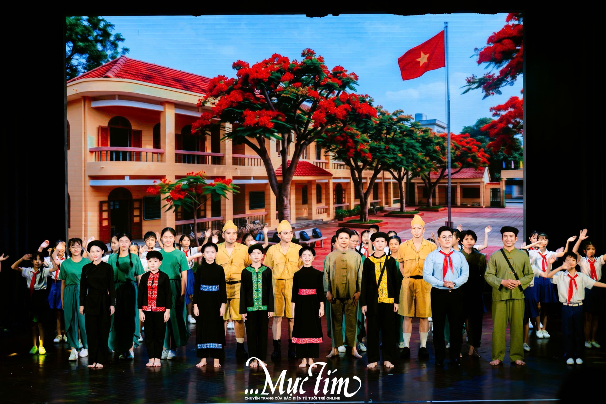 Vở 'Nhạc kịch - Huyền thoại tuổi thiếu niên': Trang sử Đội sống lại qua nghệ thuật sân khấu- Ảnh 1.