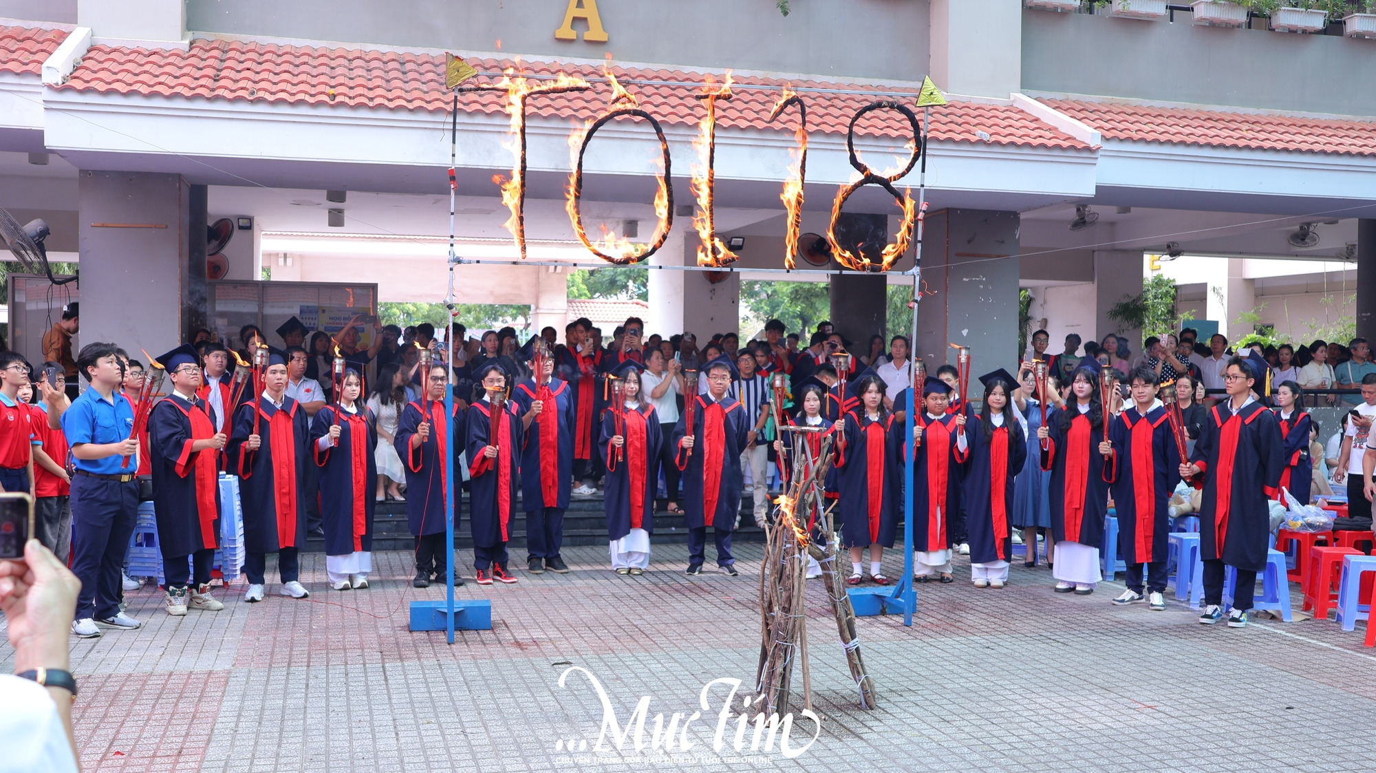 Thầy cô truyền lửa cho học trò Trường THPT Nguyễn Hữu Thọ mừng tuổi 18- Ảnh 1.