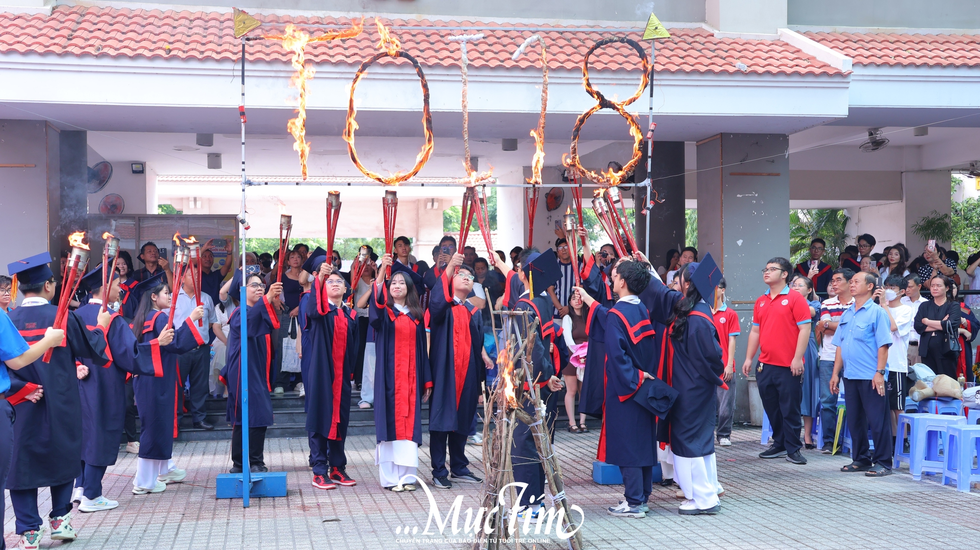 Thầy cô truyền lửa cho học trò Trường THPT Nguyễn Hữu Thọ mừng tuổi 18- Ảnh 3.