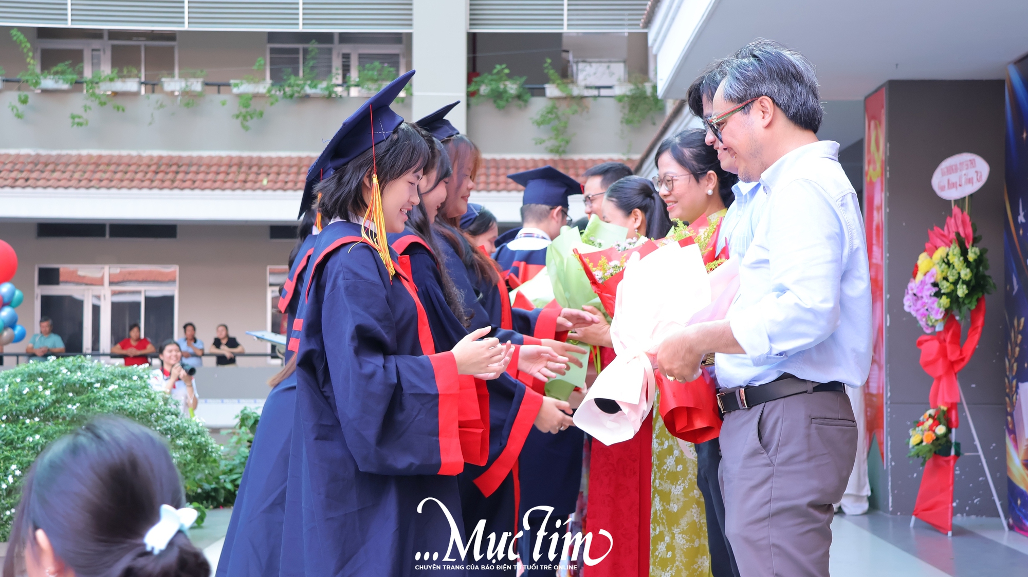 Thầy cô truyền lửa cho học trò Trường THPT Nguyễn Hữu Thọ mừng tuổi 18- Ảnh 5.