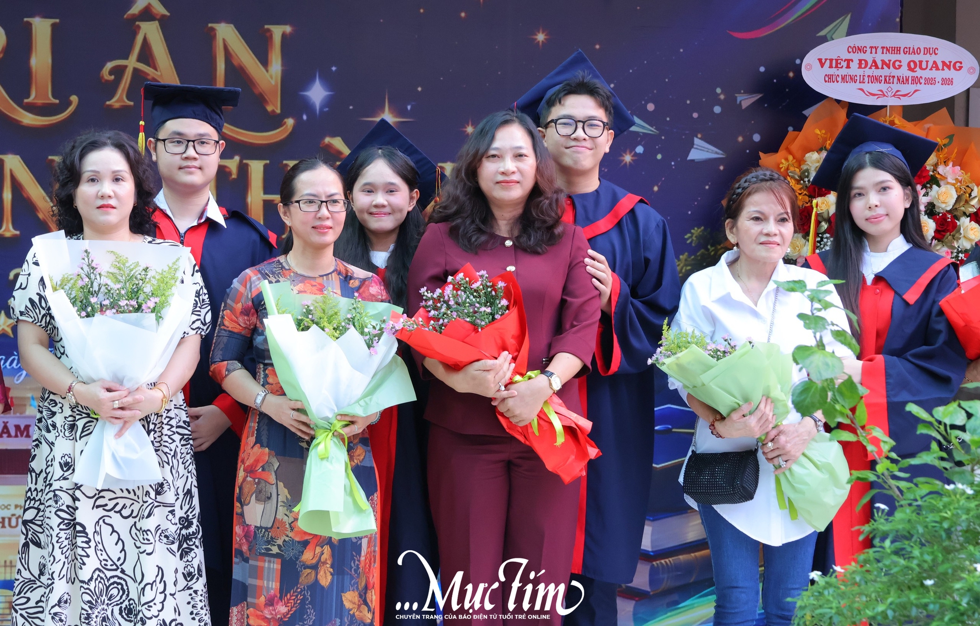 Thầy cô truyền lửa cho học trò Trường THPT Nguyễn Hữu Thọ mừng tuổi 18- Ảnh 6.