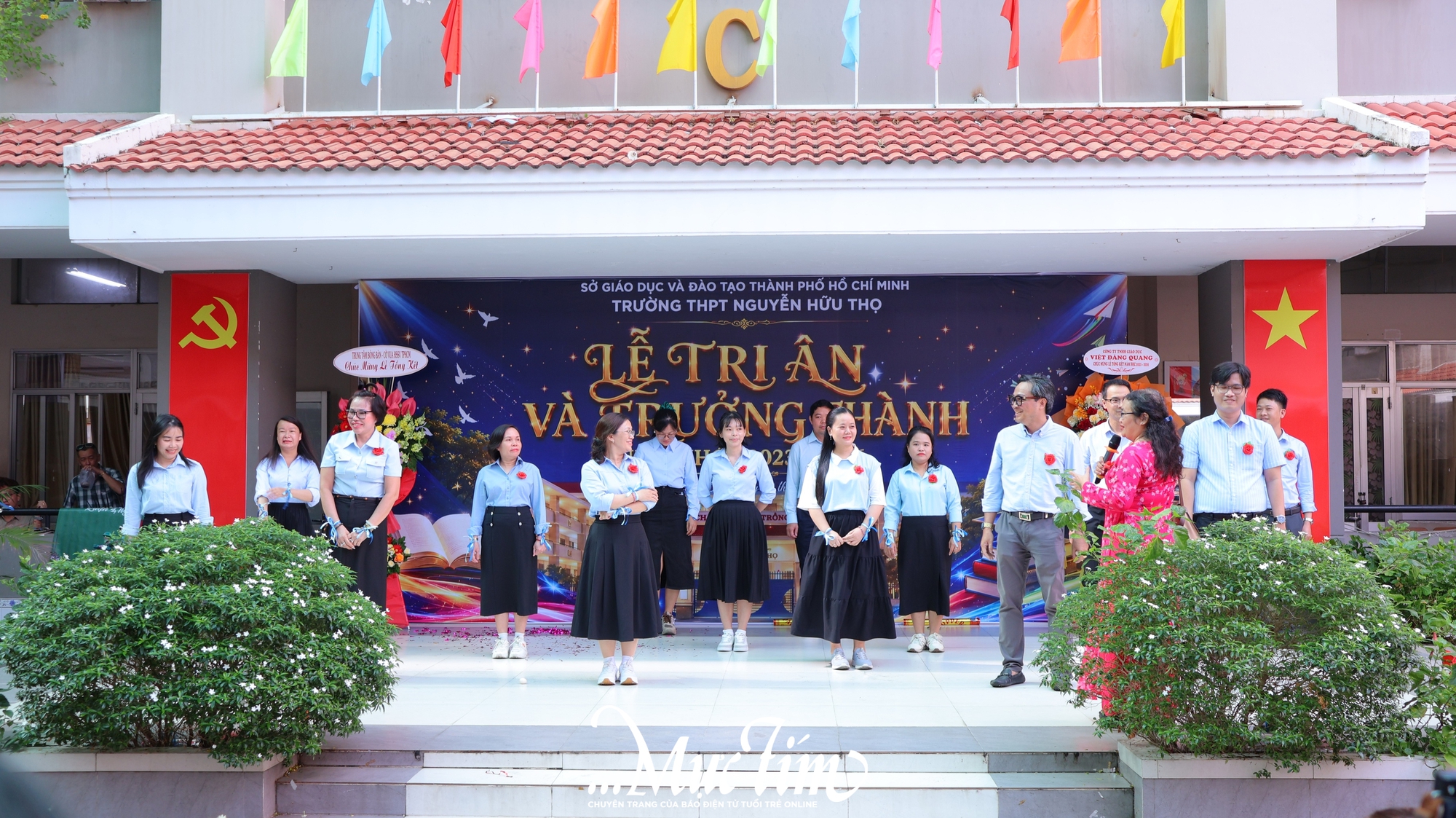 Thầy cô truyền lửa cho học trò Trường THPT Nguyễn Hữu Thọ mừng tuổi 18- Ảnh 7.