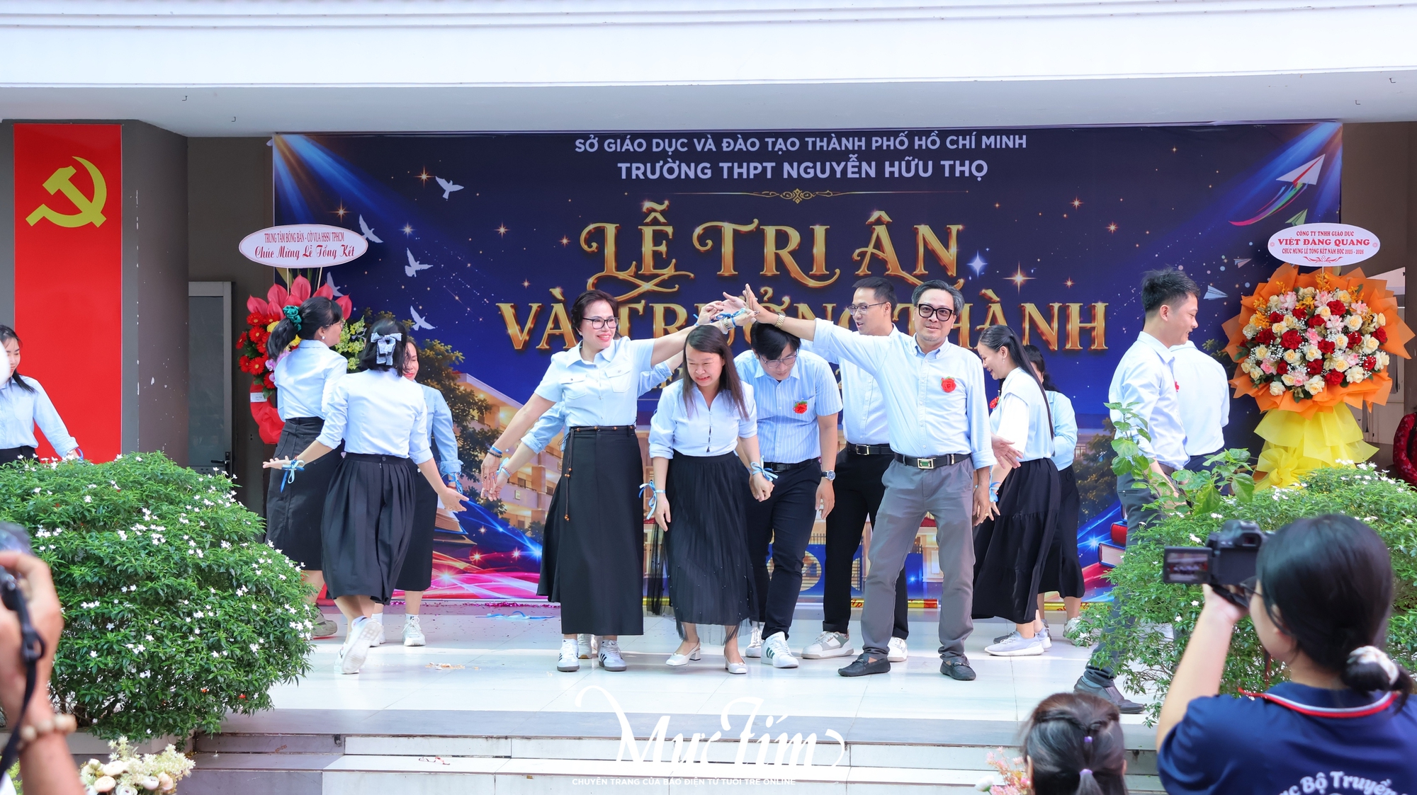 Thầy cô truyền lửa cho học trò Trường THPT Nguyễn Hữu Thọ mừng tuổi 18- Ảnh 8.
