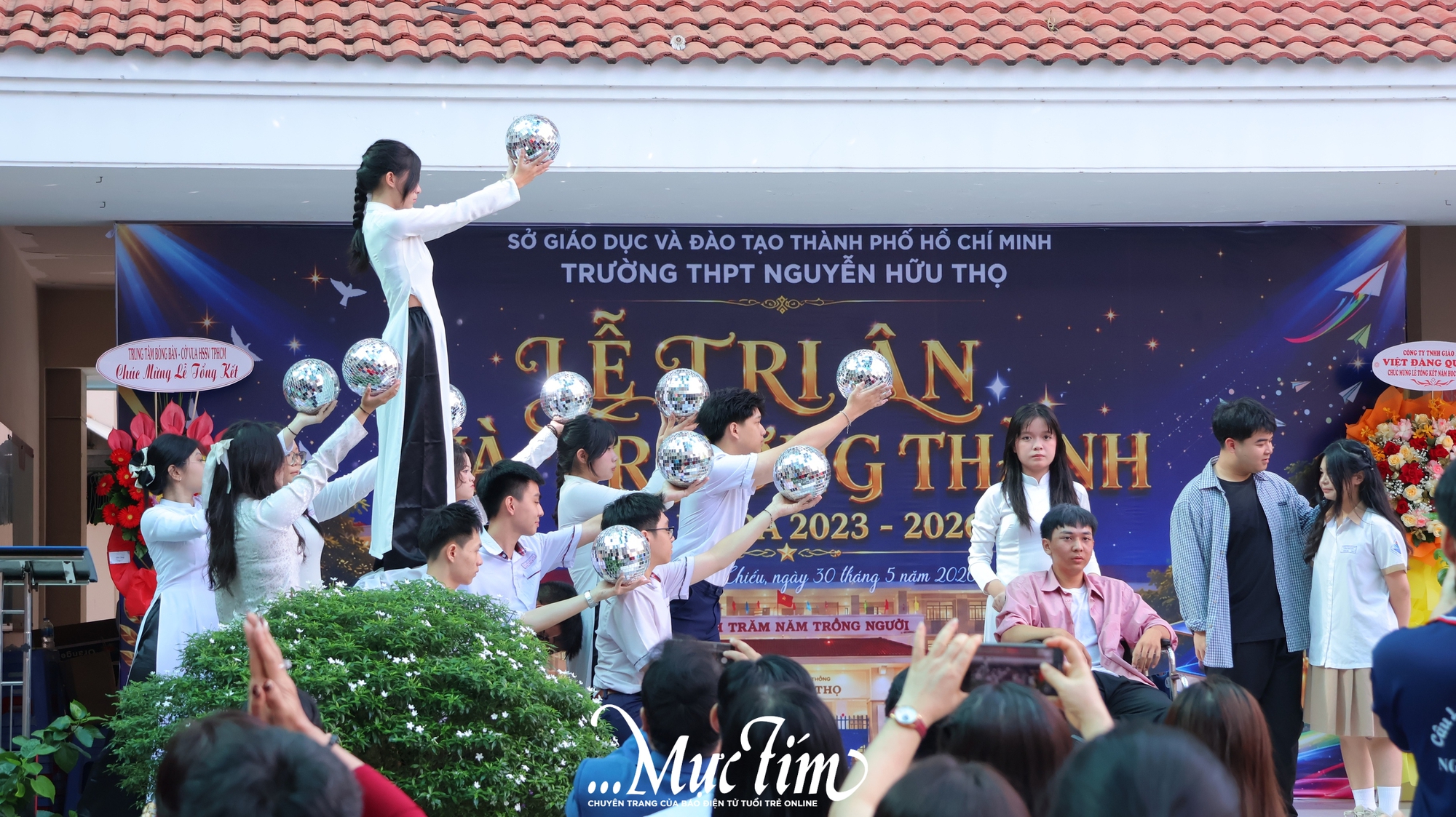 Thầy cô truyền lửa cho học trò Trường THPT Nguyễn Hữu Thọ mừng tuổi 18- Ảnh 9.