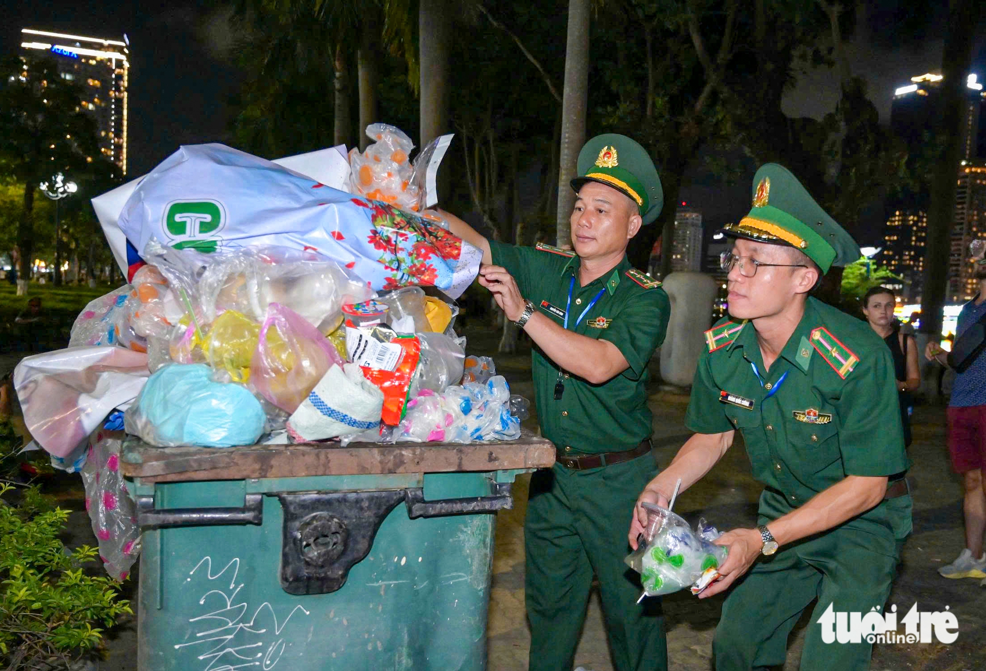Bờ sông Hàn dần ít rác hơn sau mỗi mùa pháo hoa? - Ảnh 3.