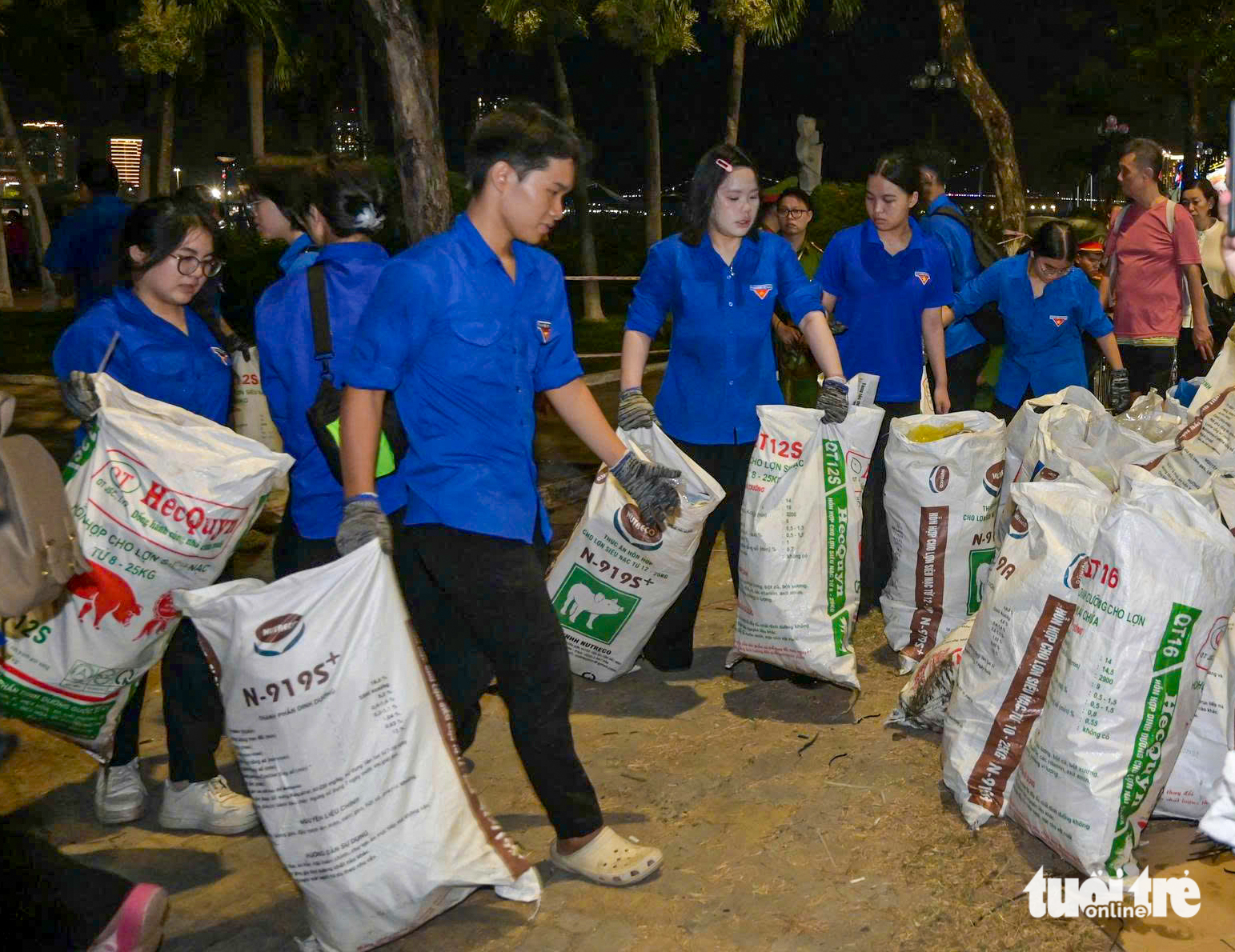 Bờ sông Hàn dần ít rác hơn sau mỗi mùa pháo hoa? - Ảnh 5.
