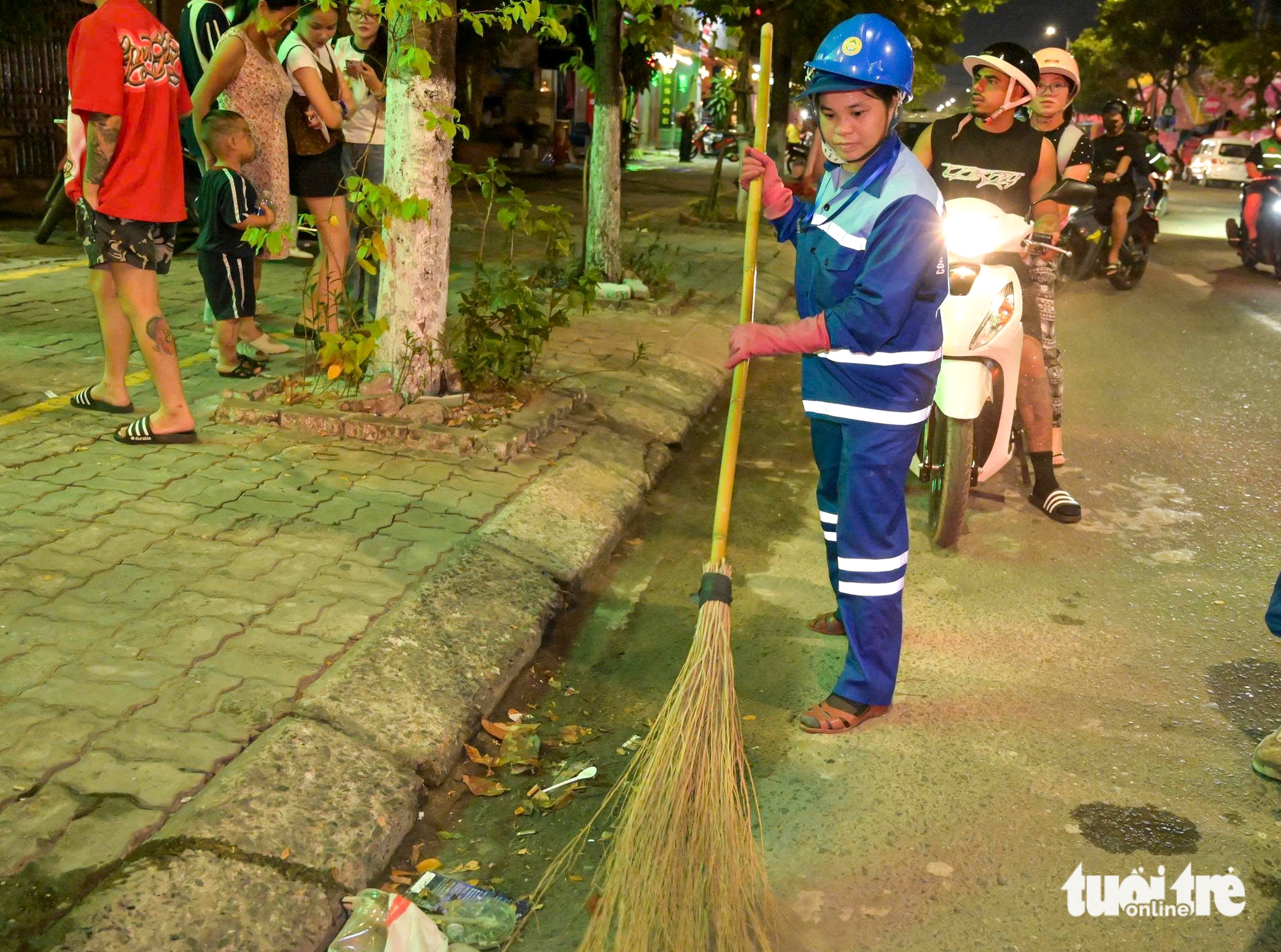 Bờ sông Hàn dần ít rác hơn sau mỗi mùa pháo hoa? - Ảnh 6.