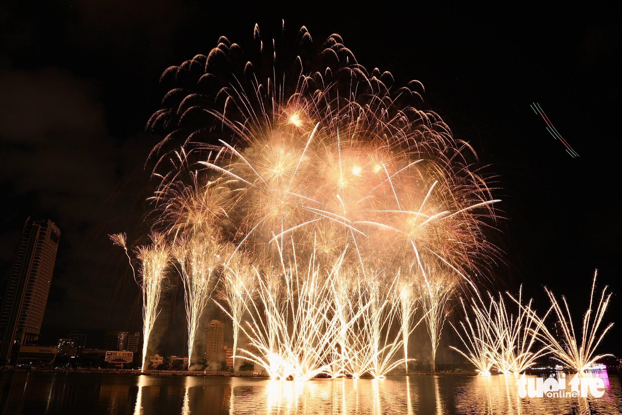 Gallery - Da Nang International Fireworks Festival opens with dazzling displays - image 4