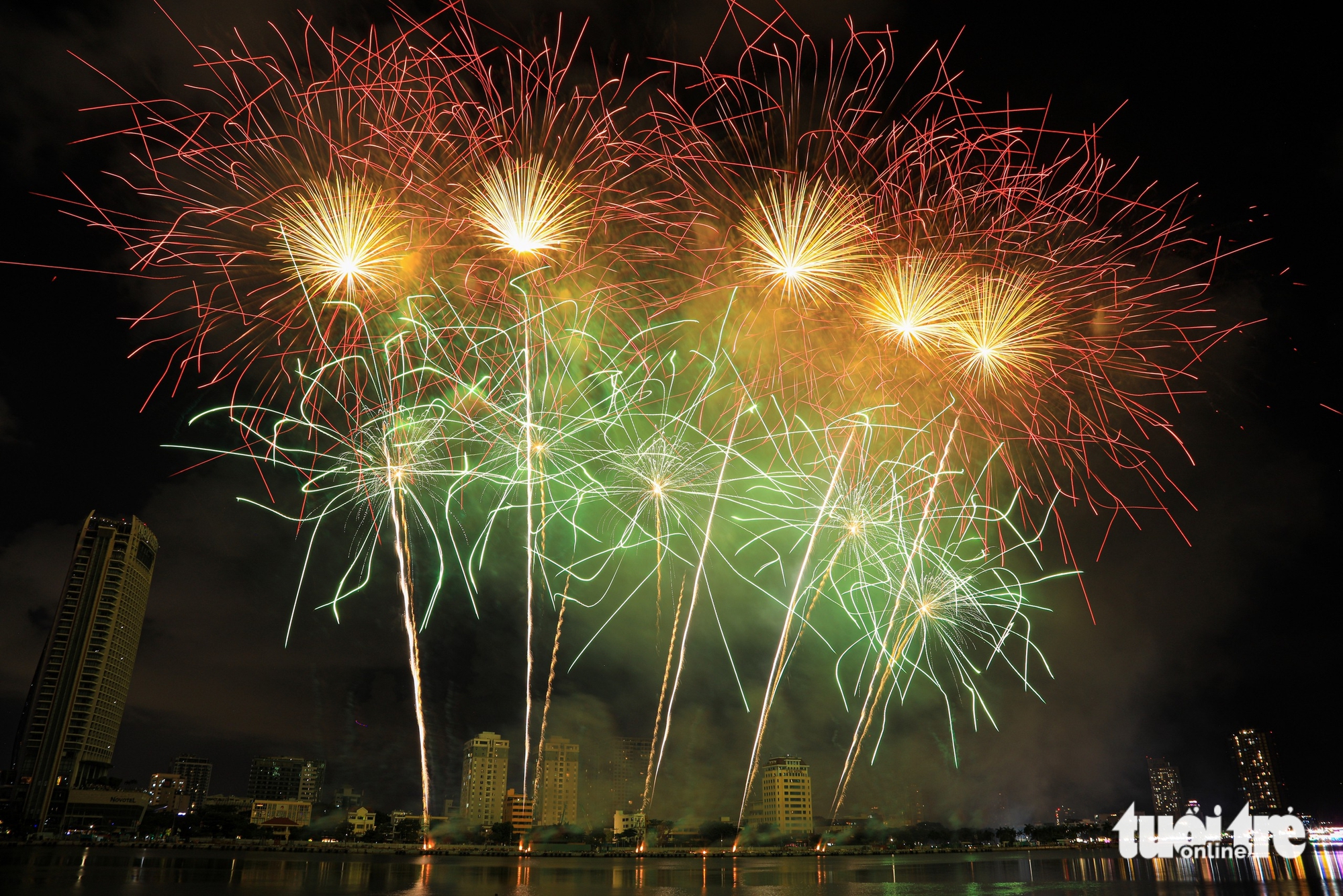 Gallery - Da Nang International Fireworks Festival opens with dazzling displays - image 8