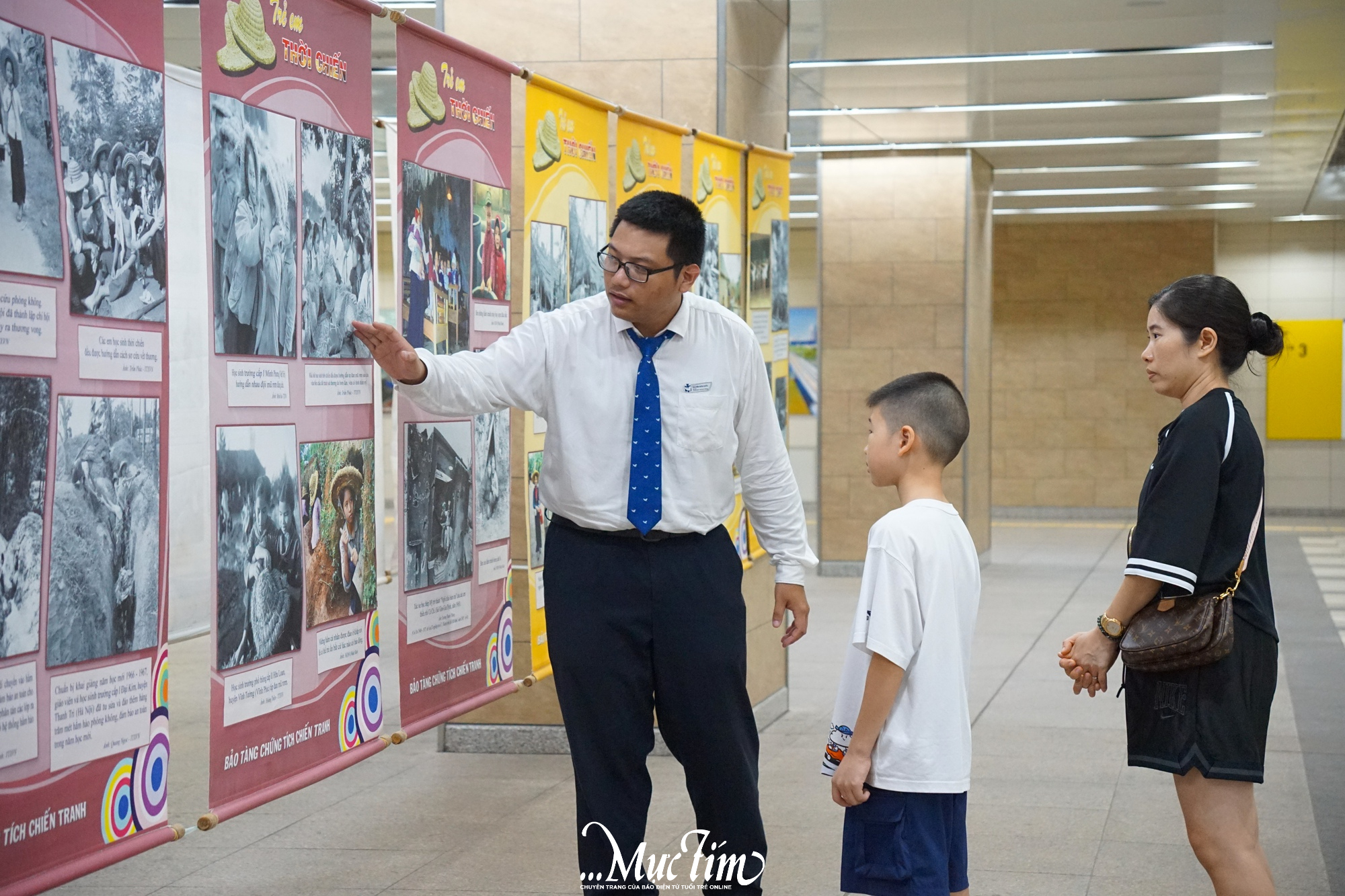 Đến ga metro xem triển lãm về trẻ em thời chiến nhân dịp 1-6- Ảnh 3. Đến ga metro xem triển lãm về trẻ em thời chiến nhân dịp 1-6- Ảnh 3.