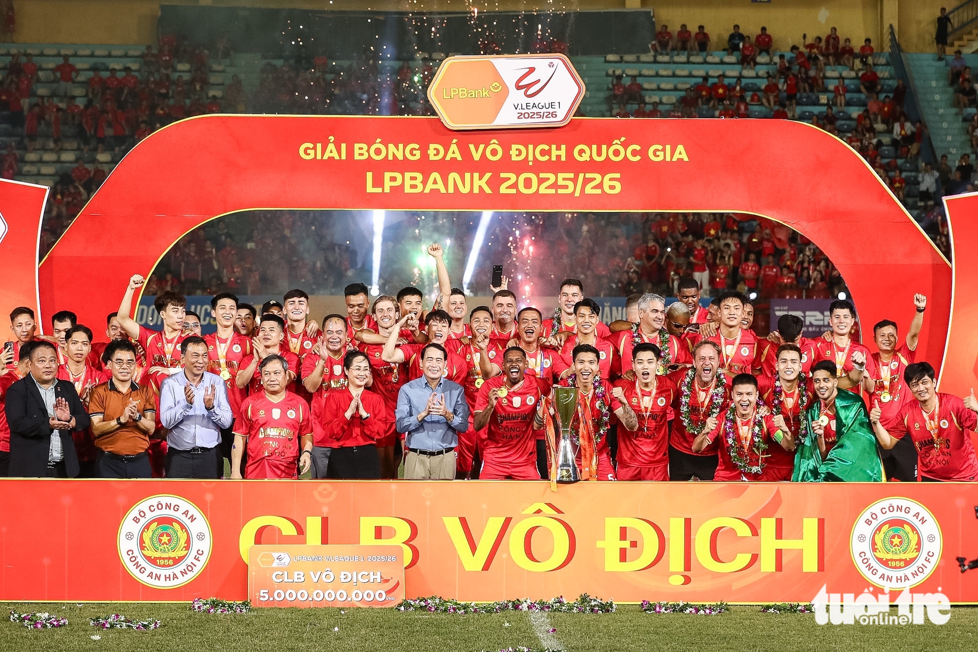 Vợ Văn Hậu, Quang Hải, Văn Thanh chia vui cùng CLB Công An Hà Nội trong ngày đăng quang V-League - Ảnh 1.