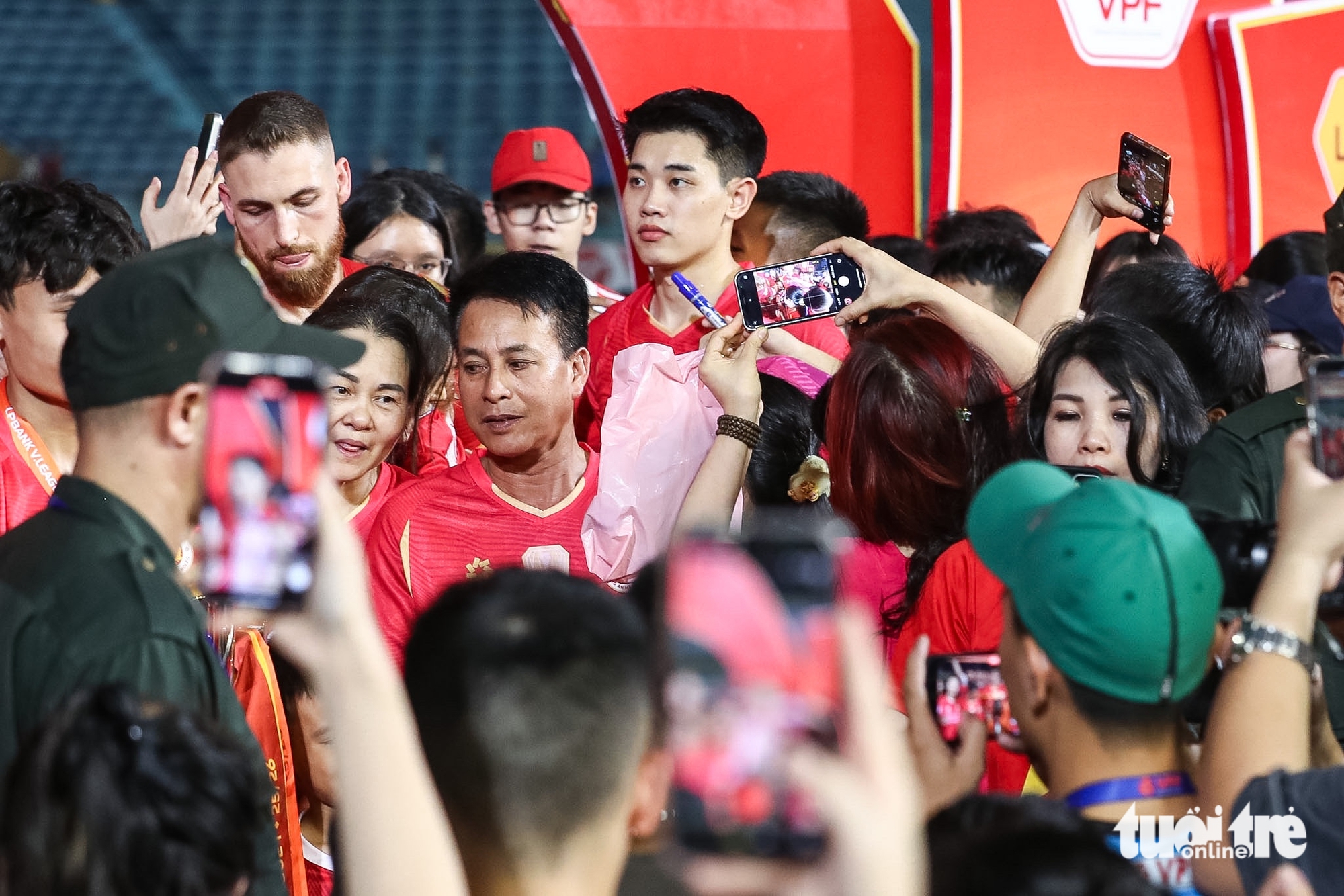 Vợ Văn Hậu, Quang Hải, Văn Thanh chia vui cùng CLB Công An Hà Nội trong ngày đăng quang V-League - Ảnh 3.