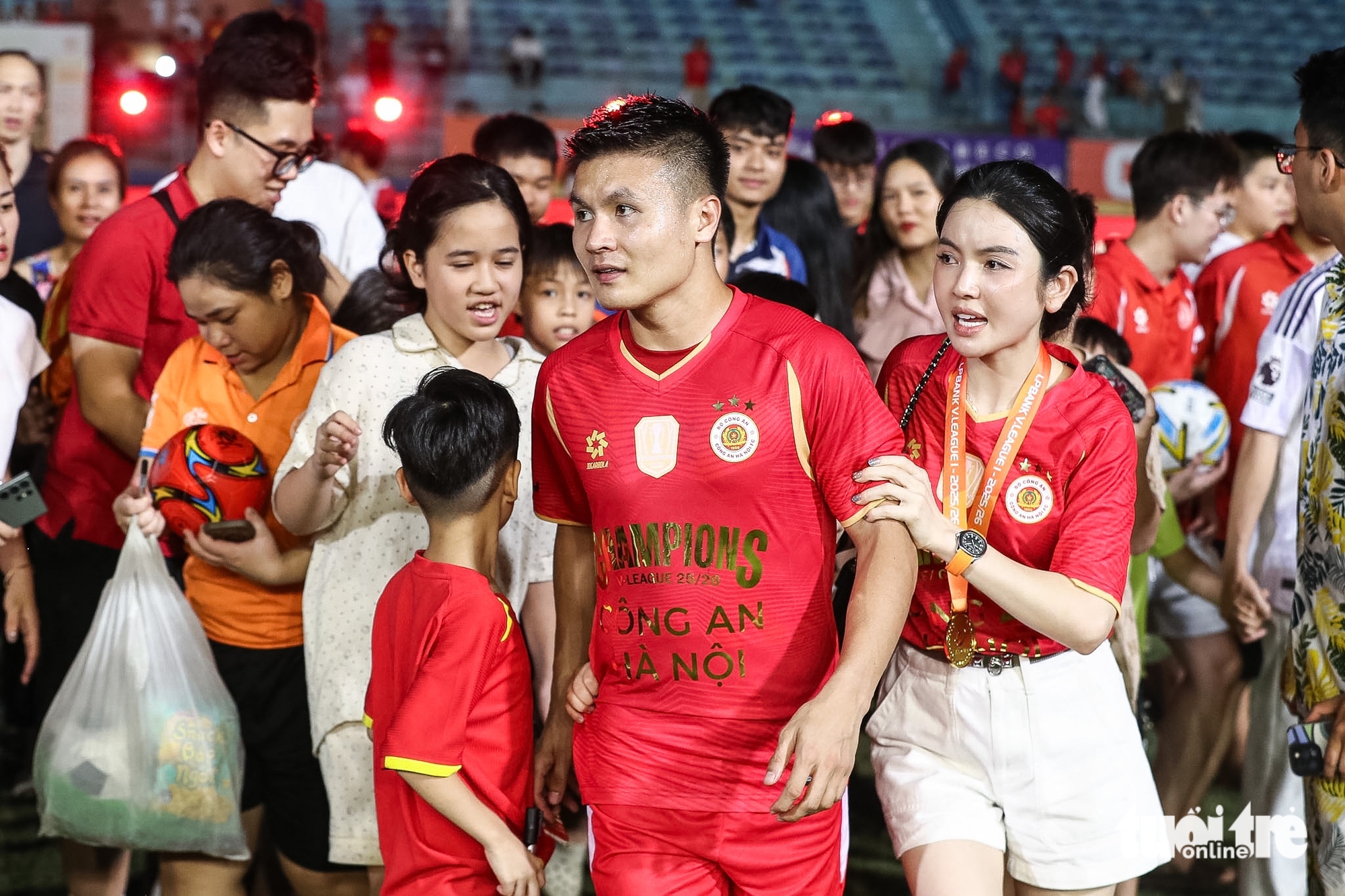 Vợ Văn Hậu, Quang Hải, Văn Thanh chia vui cùng CLB Công An Hà Nội trong ngày đăng quang V-League - Ảnh 4.