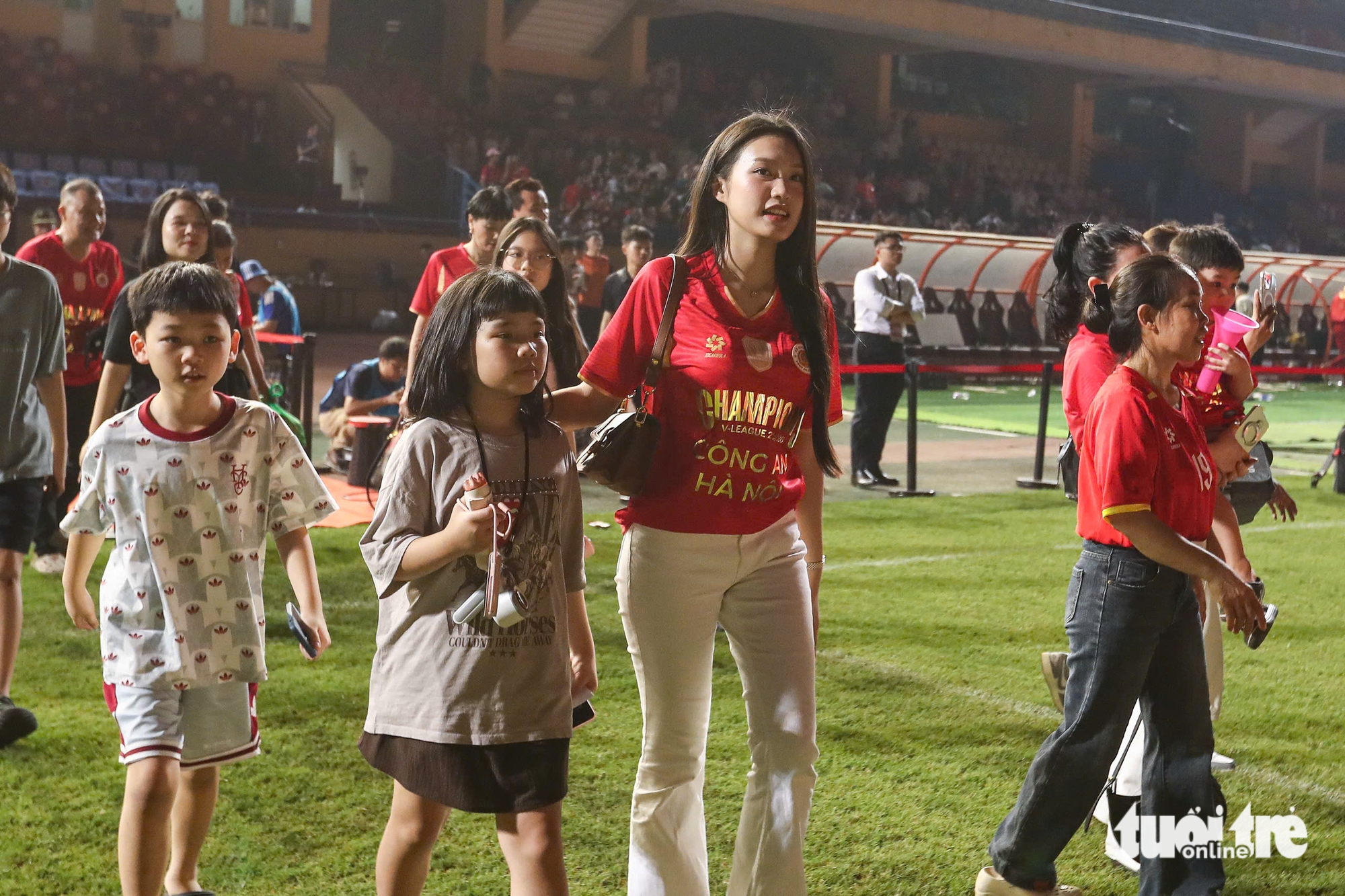 Vợ Văn Hậu, Quang Hải, Văn Thanh chia vui cùng CLB Công An Hà Nội trong ngày đăng quang V-League - Ảnh 5.