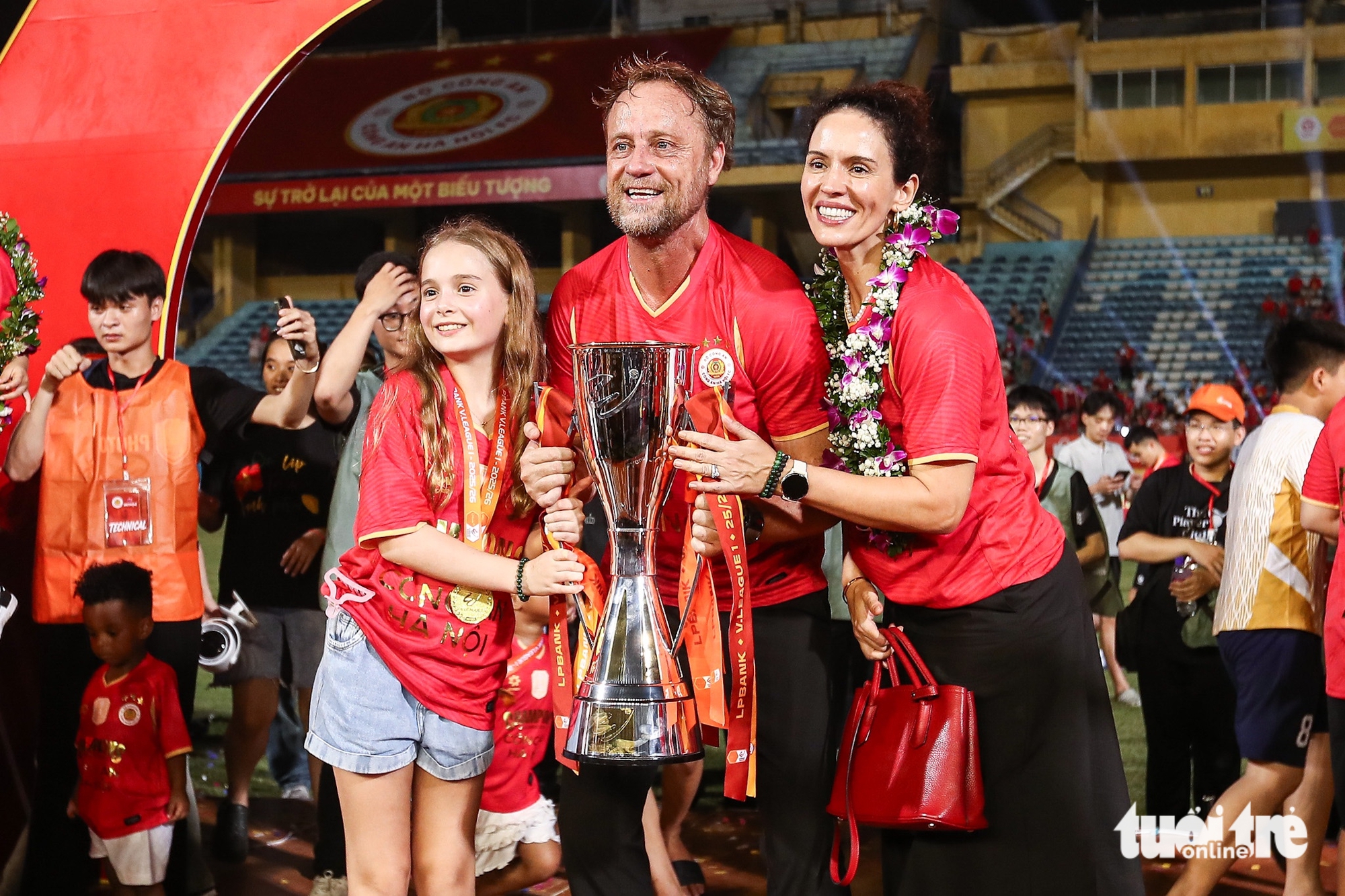 Vợ Văn Hậu, Quang Hải, Văn Thanh chia vui cùng CLB Công An Hà Nội trong ngày đăng quang V-League - Ảnh 8.