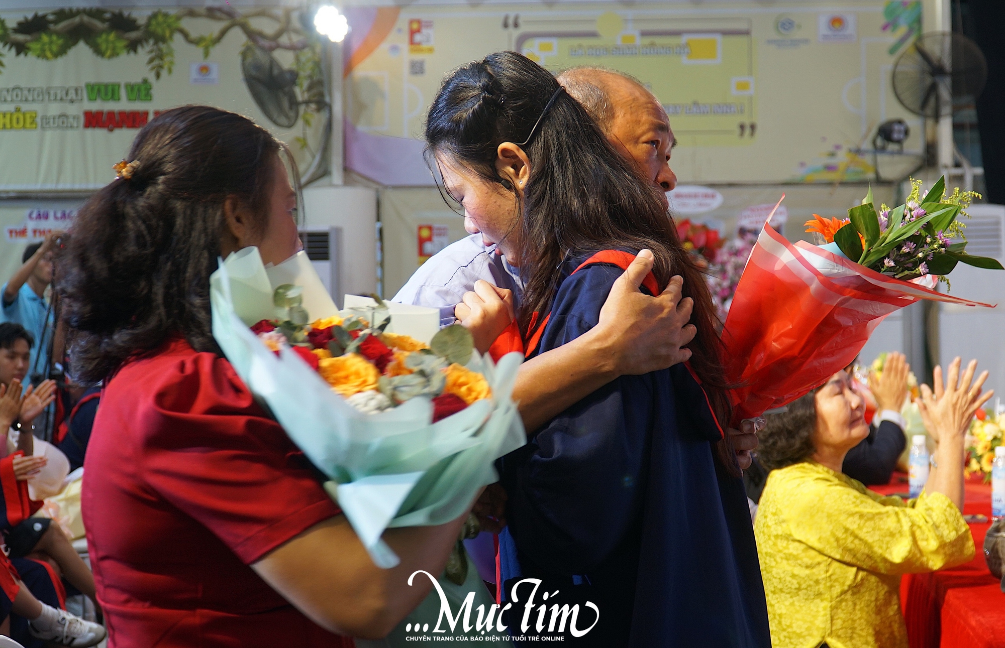Đằng sau nụ cười trong ngày trưởng thành là nghị lực của cả một gia đình- Ảnh 2.