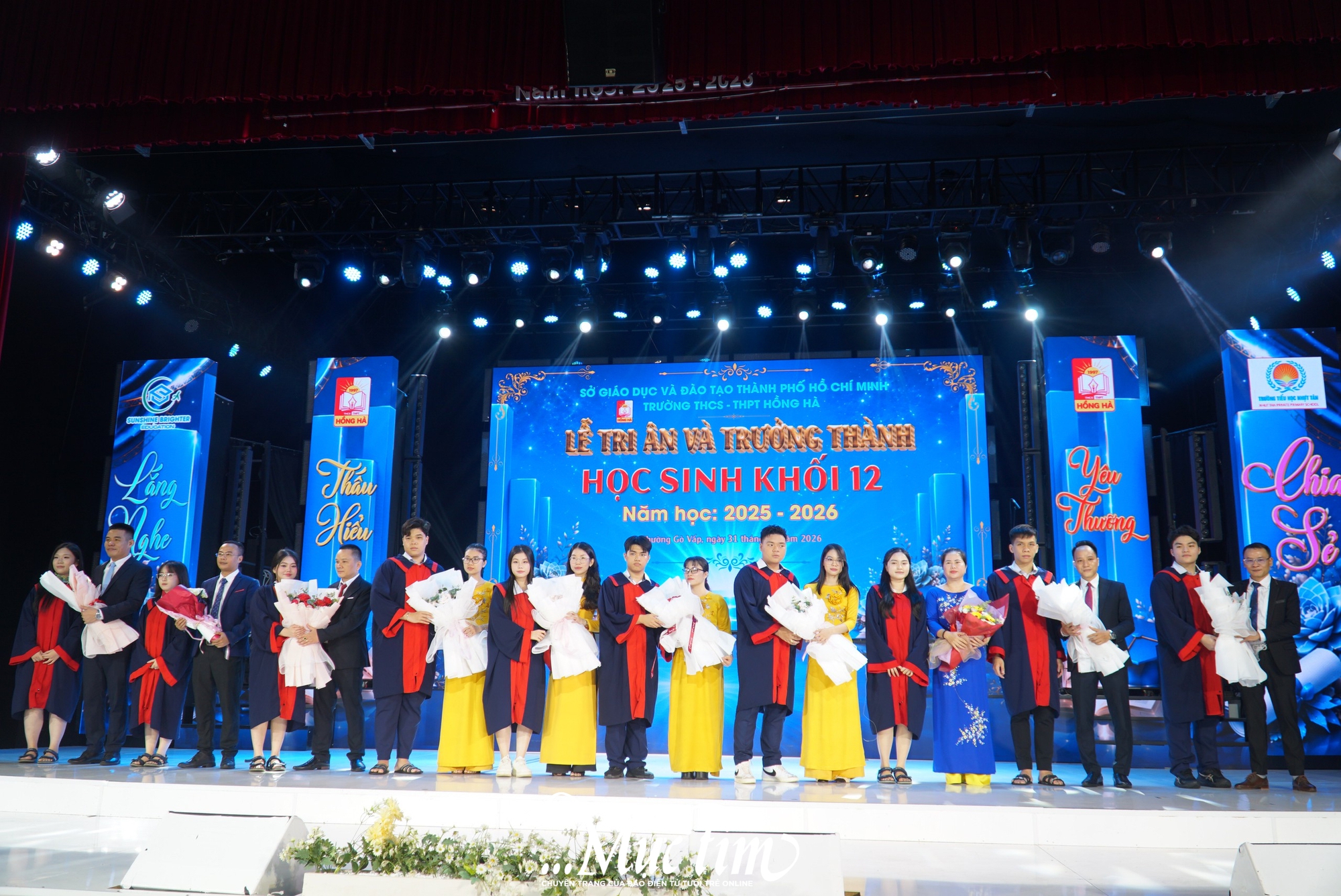 Đằng sau nụ cười trong ngày trưởng thành là nghị lực của cả một gia đình- Ảnh 3.