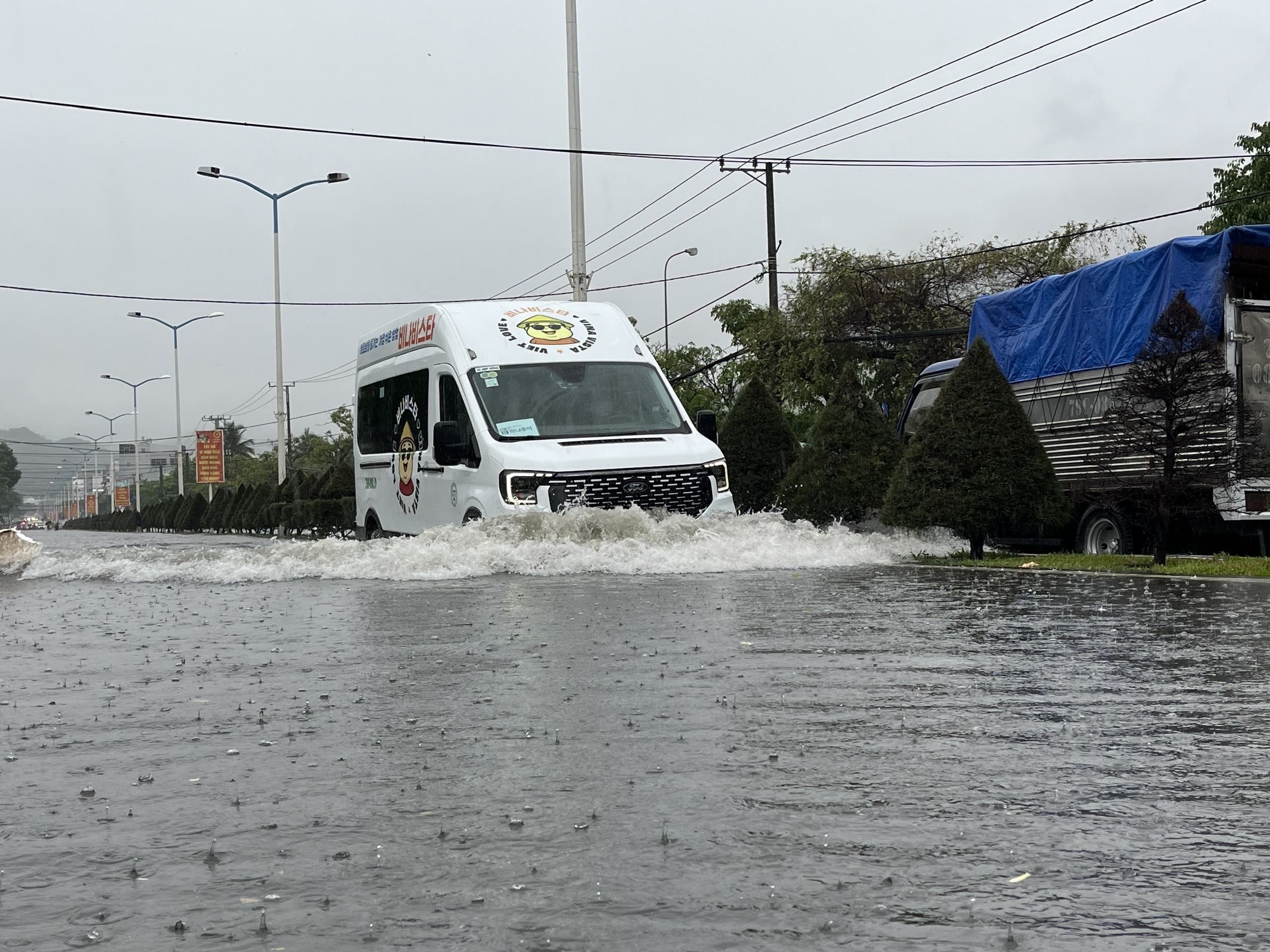 Mưa lớn, nhiều nơi ở Nha Trang ngập sâu - Ảnh 2. Mưa lớn, ngập nhiều nơi ở Nha Trang - Ảnh 2.