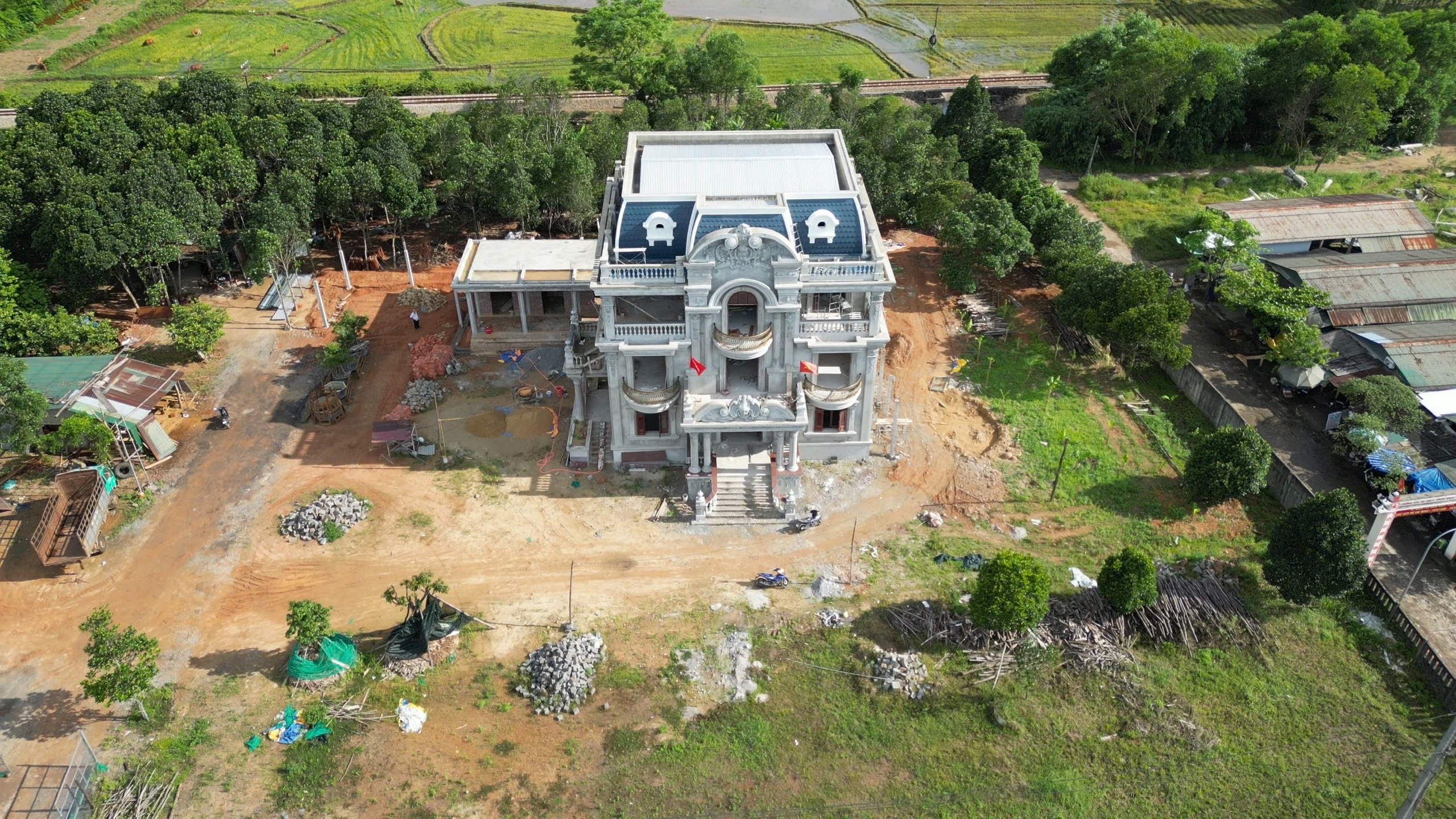 Huế sẽ siết chặt quản lý trật tự xây dựng sau khi phát hiện nhiều vi phạm - Ảnh 3.