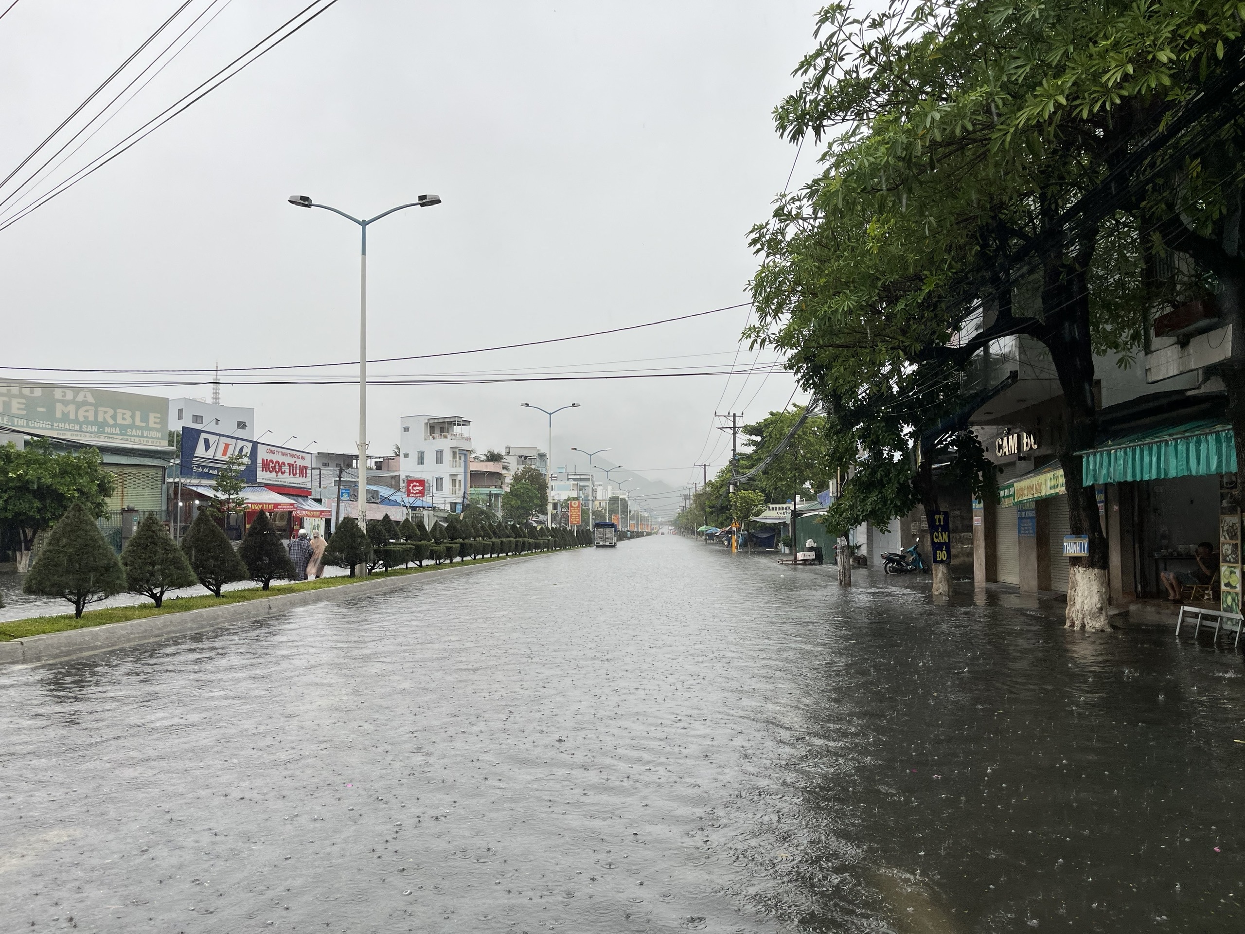 Mưa lớn, nhiều nơi ở Nha Trang ngập sâu - Ảnh 3. Mưa lớn, ngập nhiều nơi ở Nha Trang - Ảnh 3.