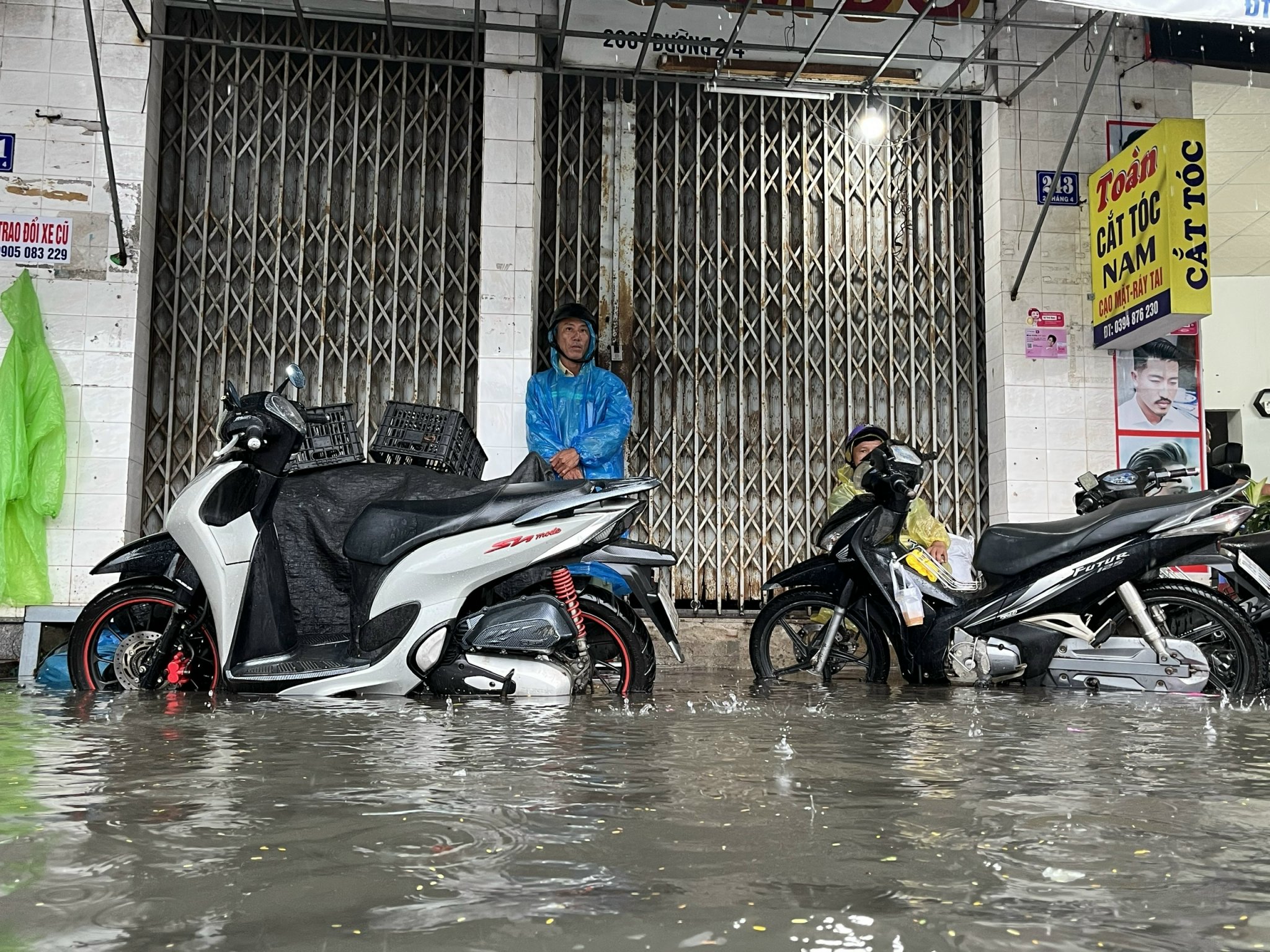 Mưa lớn, nhiều nơi ở Nha Trang ngập sâu - Ảnh 8. Mưa lớn, ngập nhiều nơi ở Nha Trang - Ảnh 6.
