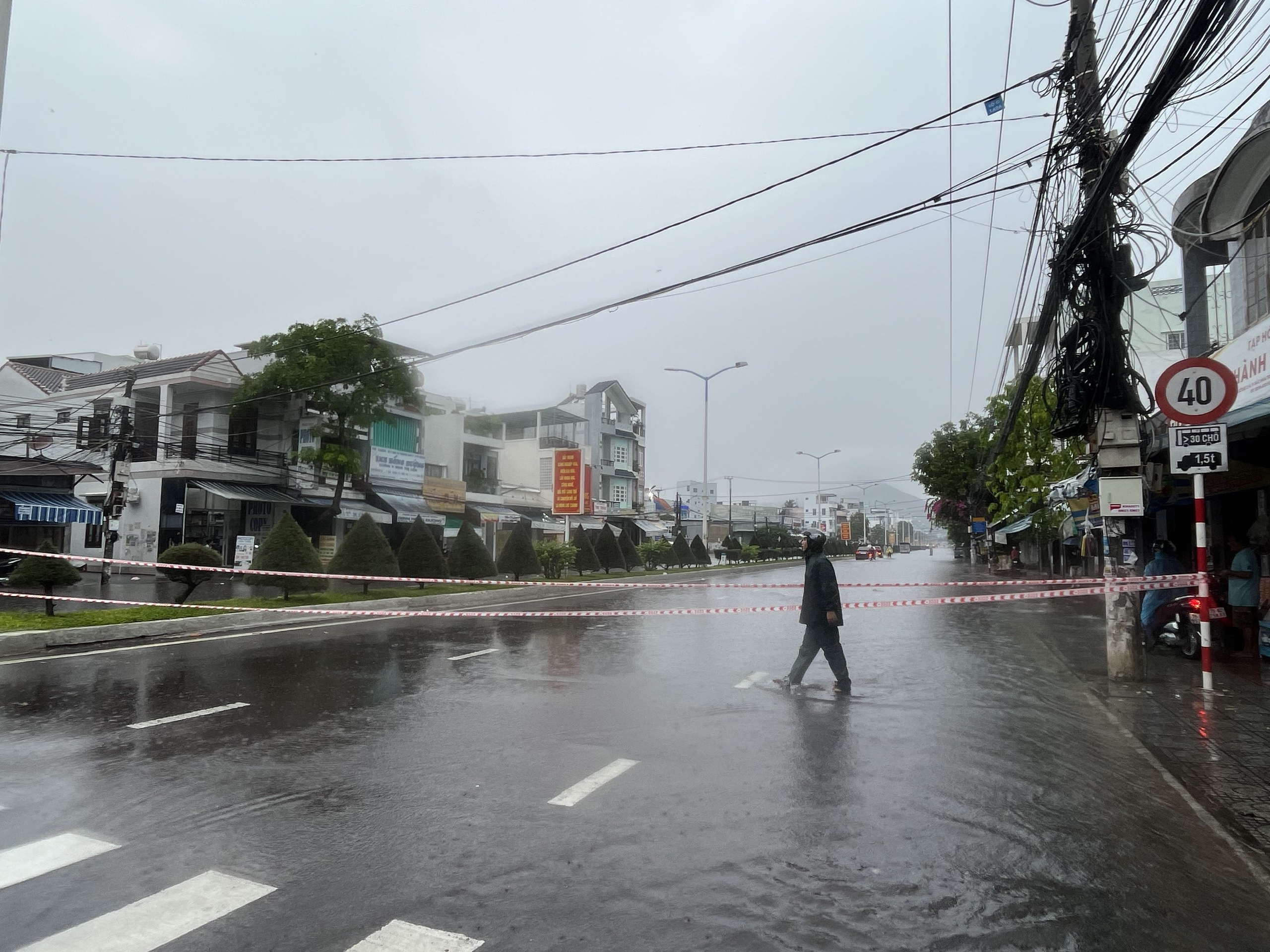 Mưa lớn, nhiều nơi ở Nha Trang ngập sâu - Ảnh 9. Mưa lớn, ngập nhiều nơi ở Nha Trang - Ảnh 7.