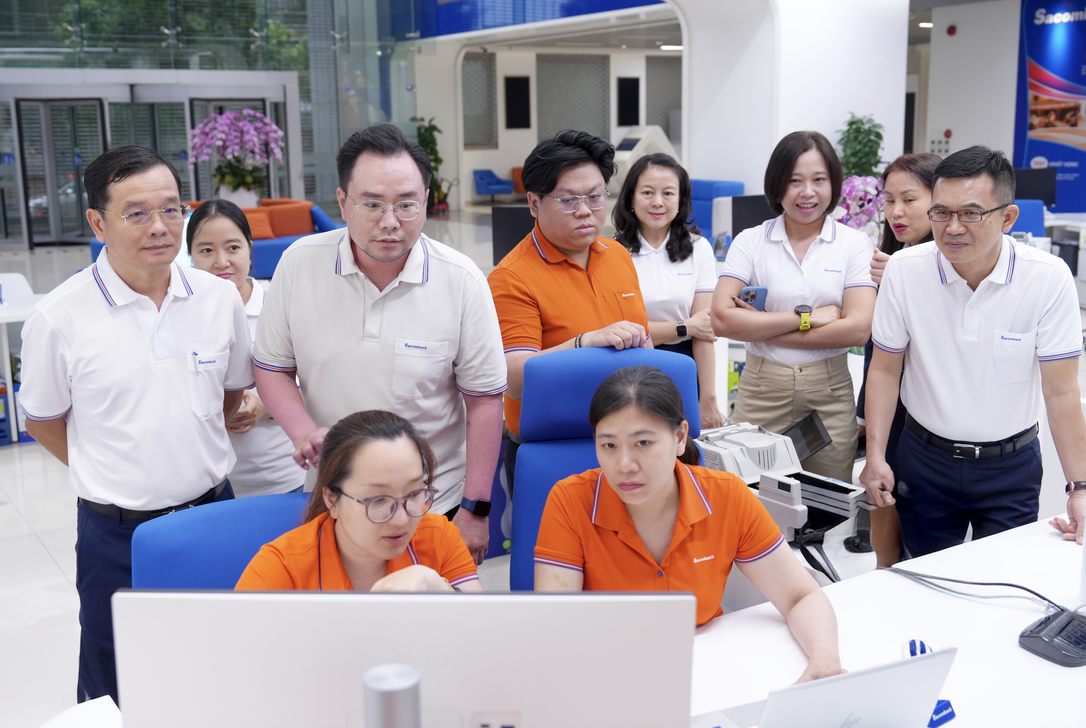 Ban lãnh đạo ngân hàng trực tiếp chỉ đạo và động viên đội ngũ triển khai xuyên suốt dịp lễ 30/4 – 1/5 - Ảnh: SACOMBANK