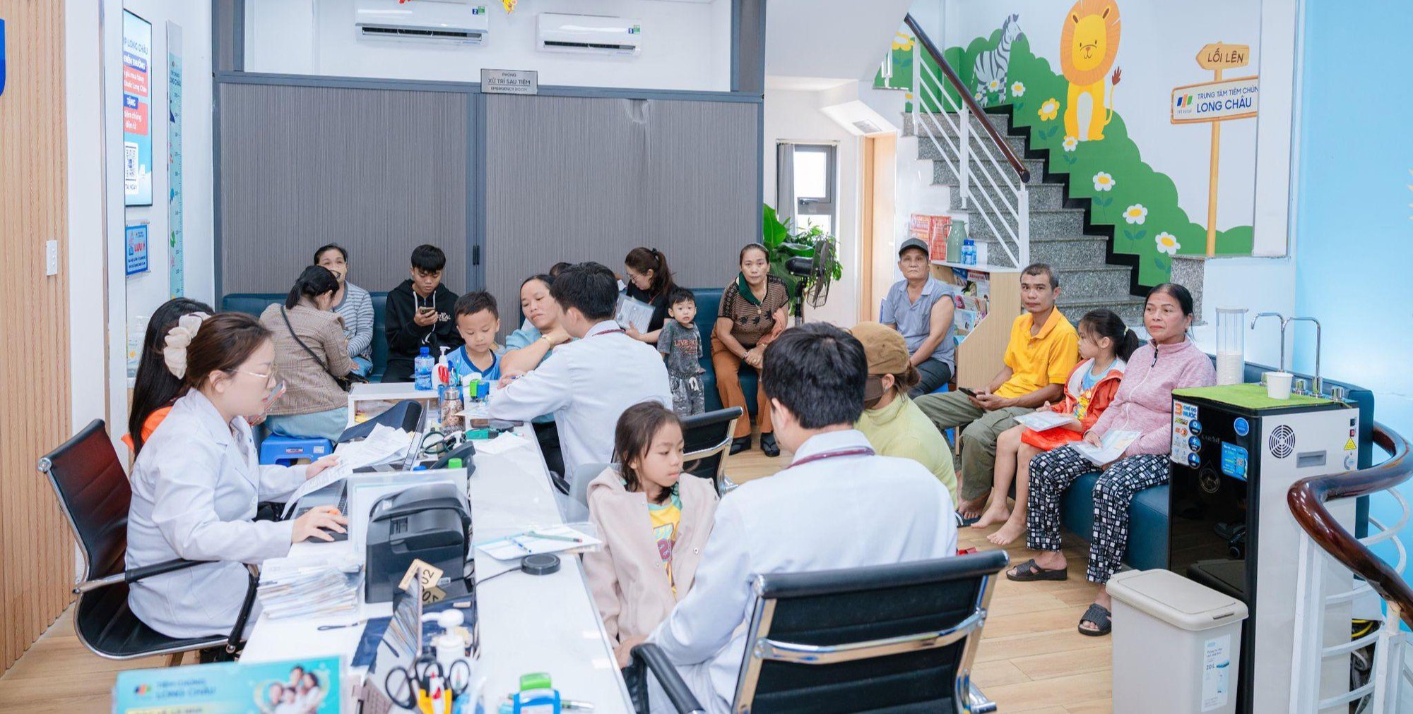 Nóng ẩm, bệnh lây nhiễm nguy hiểm 'dịch chồng dịch', chủ động phòng bệnh thế nào để an toàn cho trẻ? - Ảnh 1.