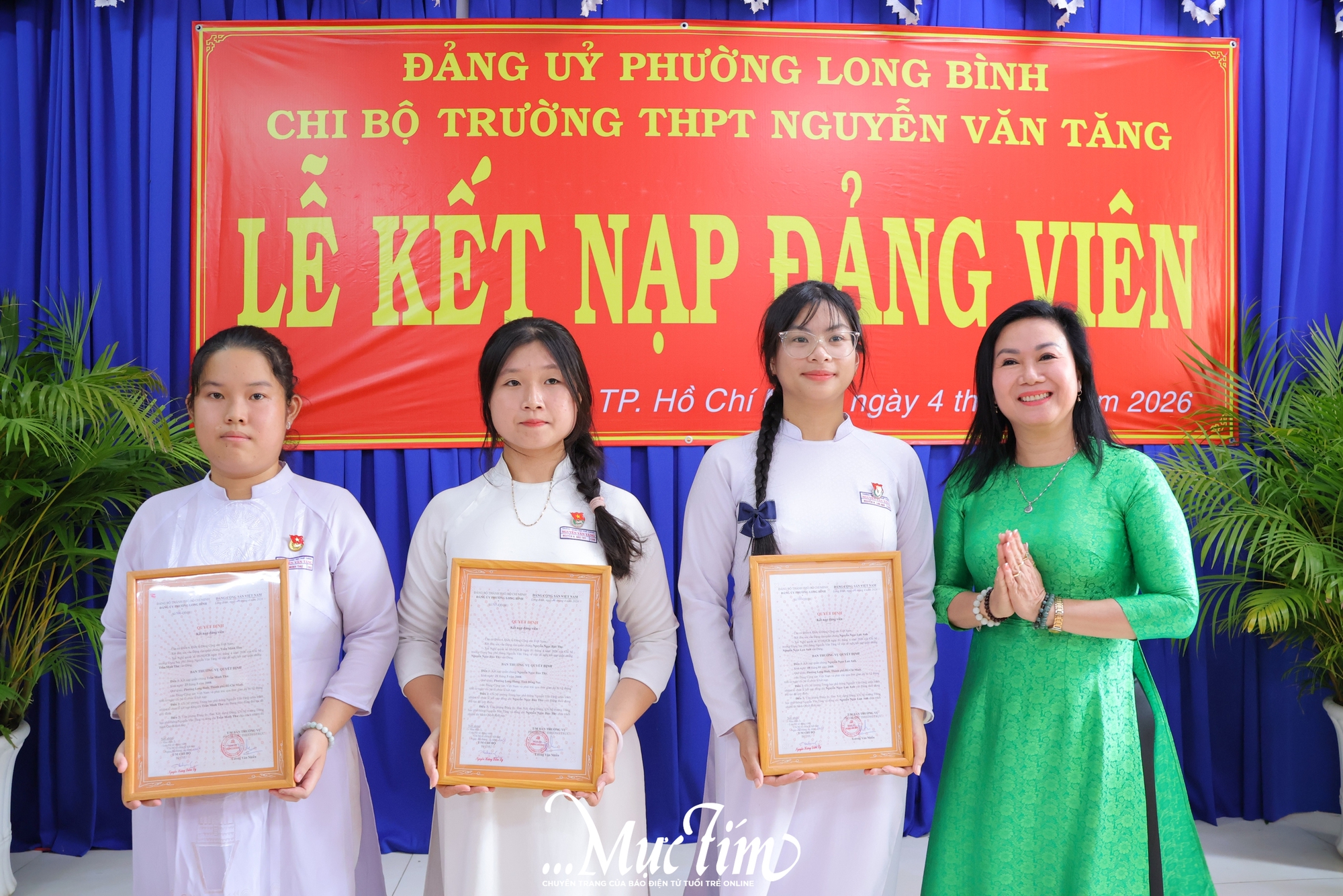 3 nữ sinh Trường THPT Nguyễn Văn Tăng được kết nạp Đảng ở tuổi 18- Ảnh 1.