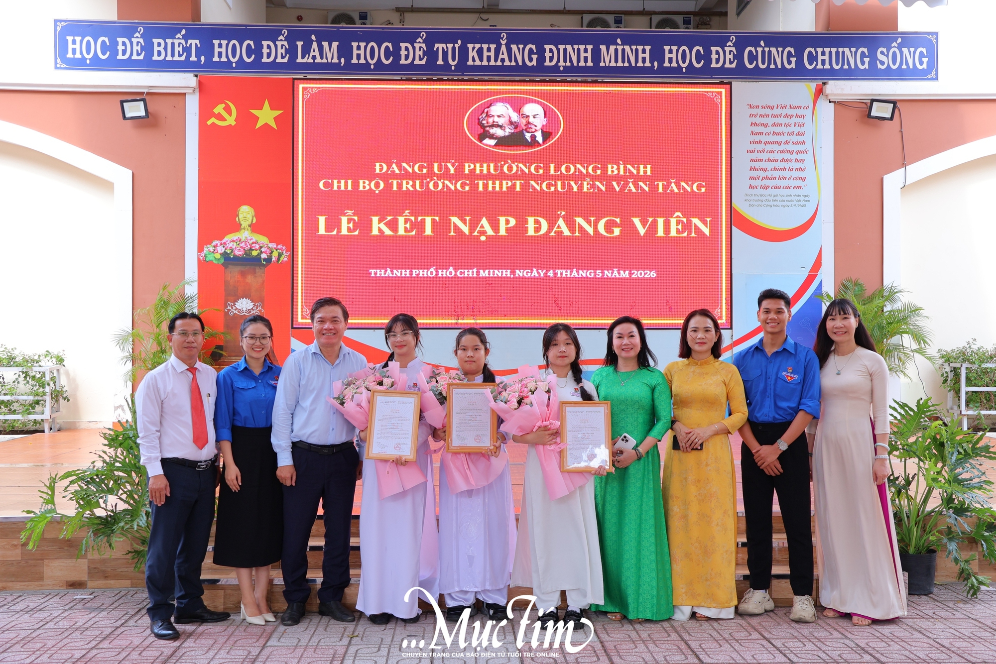 3 nữ sinh Trường THPT Nguyễn Văn Tăng được kết nạp Đảng ở tuổi 18- Ảnh 2.