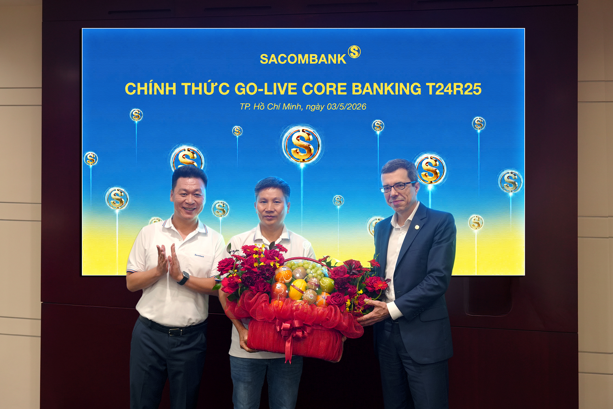 Ông Loic Faussier - Quyền Tổng giám đốc SACOMBANK (bên phải) trao quà chúc mừng, ghi nhận nỗ lực của đội ngũ dự án sau cột mốc nâng cấp thành công Core Banking T24 R25 - Ảnh: SACOMBANK