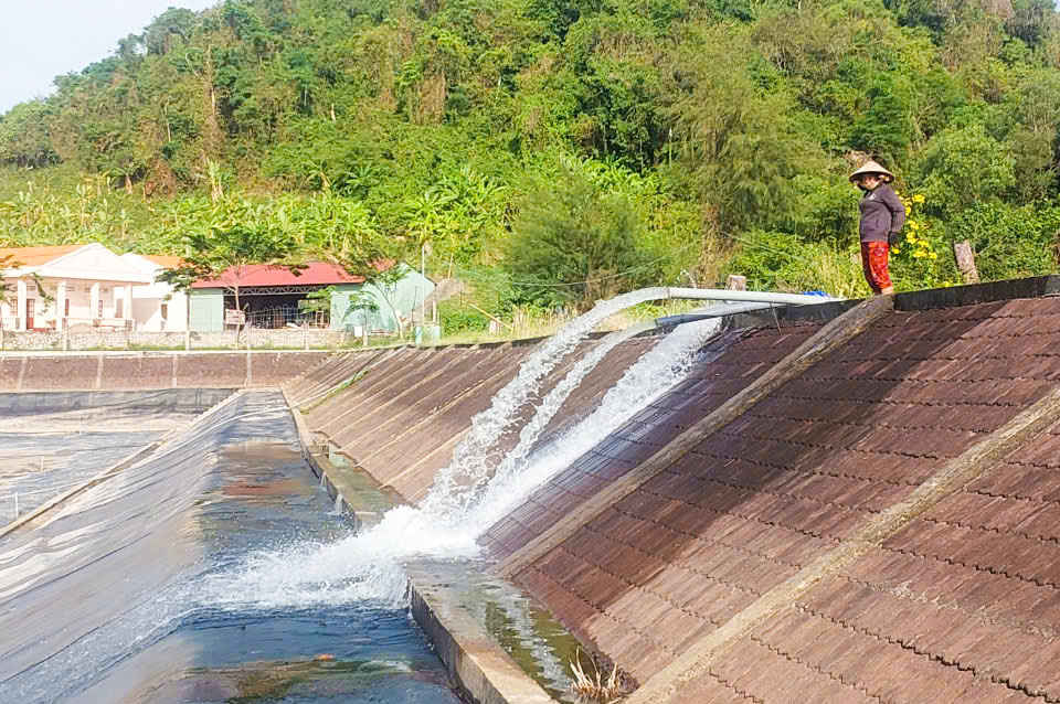 Dùng sà lan chở 23.000m³ nước ngọt 'giải tỏa cơn khát' cho dân đảo Hải Tặc - Ảnh 1.