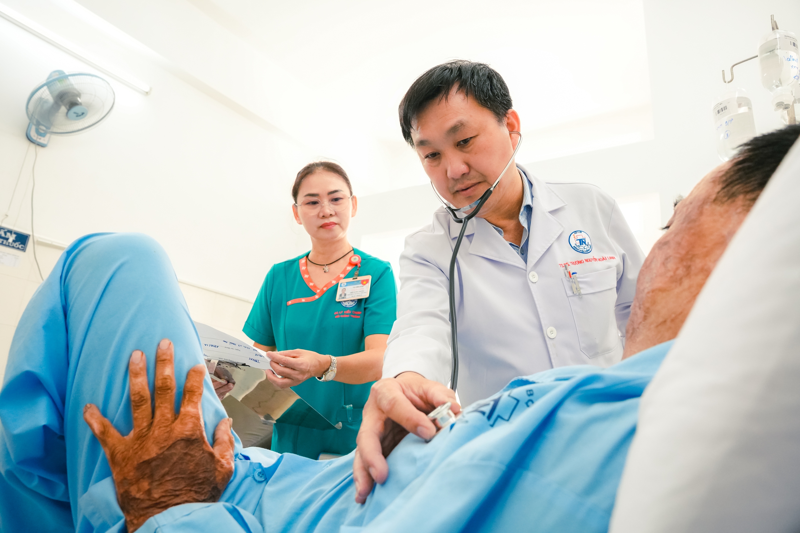 Cứu tài xế xe ôm công nghệ bị đâm xuyên tim, nguy kịch - Ảnh 1.