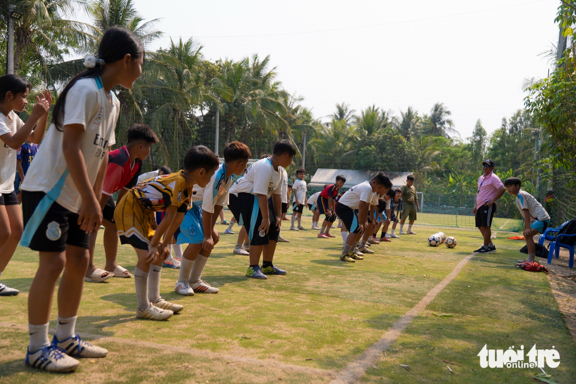 Blind coach leads unlikely youth football team in Vietnam’s border region - Ảnh 4.