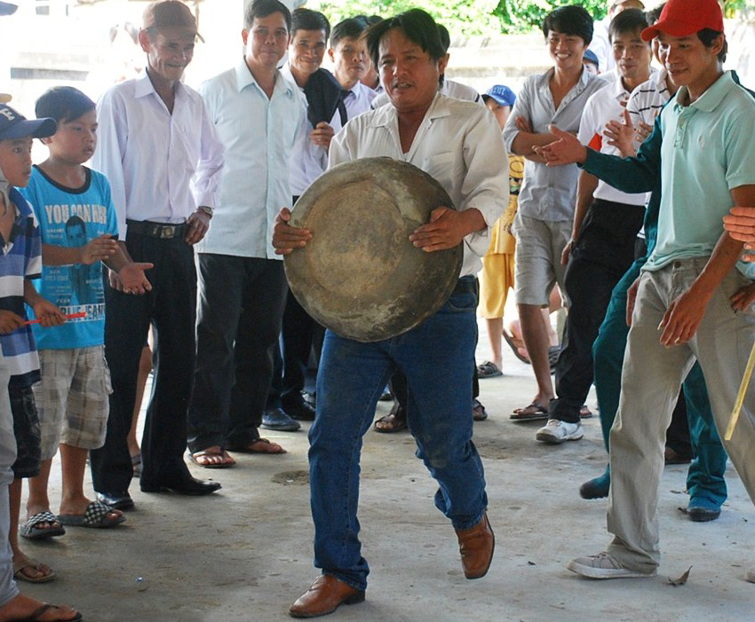 Cuộc trở về kỳ lạ của những báu vật - Kỳ 4: Chiếc trống đá kỳ bí không thể bị trộm - Ảnh 1.