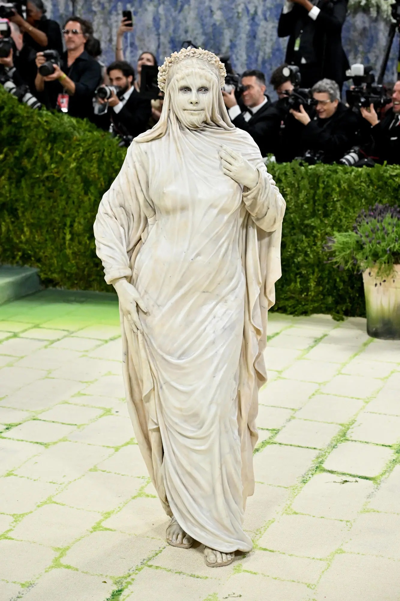 Những bộ cánh ở Met Gala khiến khán giả 'cạn lời' - Ảnh 3.