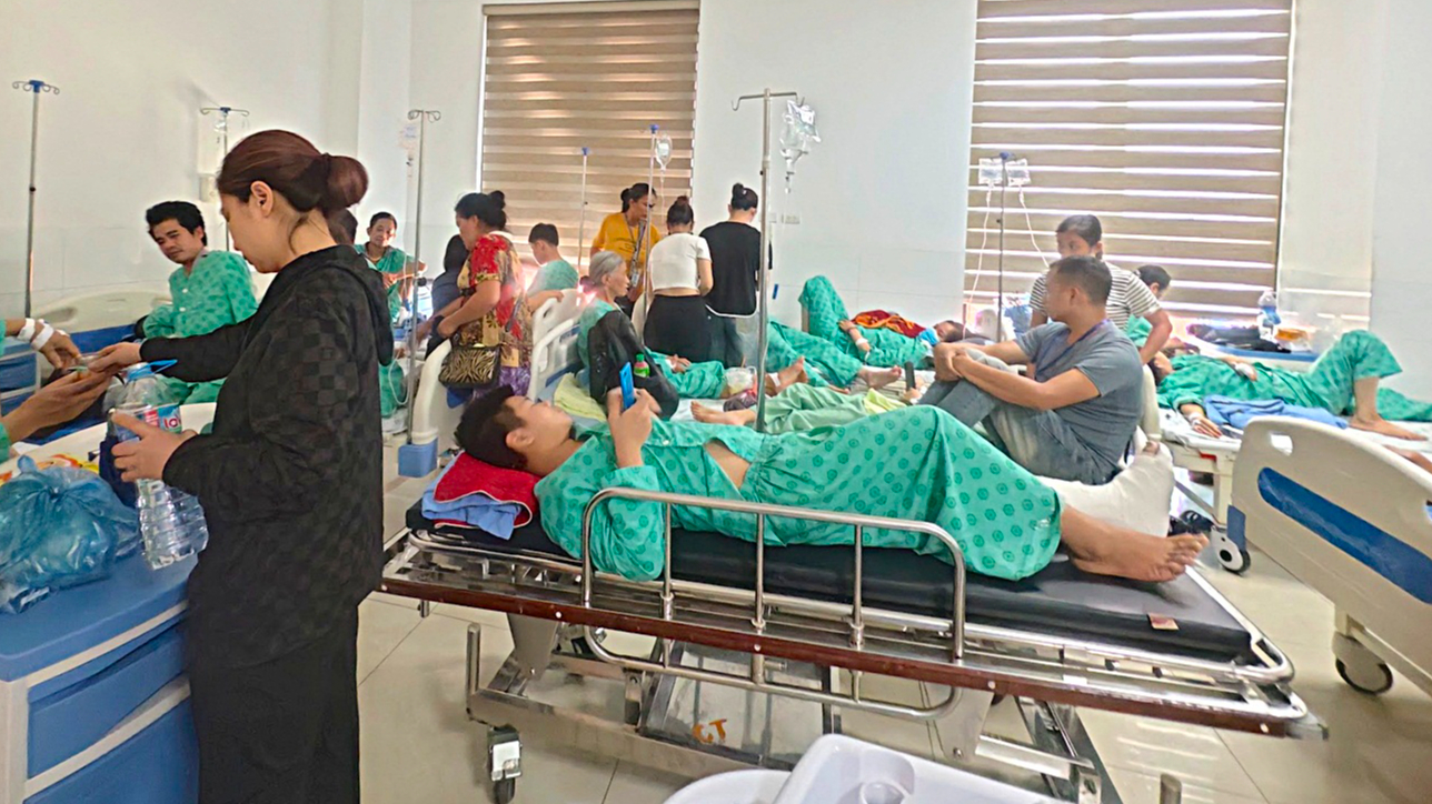 Bệnh viện đã quá tải lại gặp khó vì bảo hiểm 