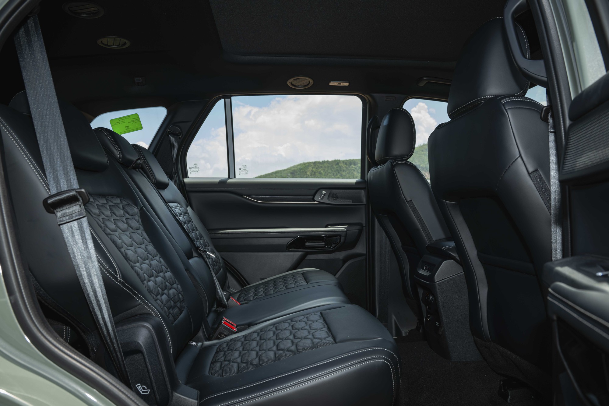 Ford Everest 2026 ra mắt Việt Nam: Thêm bản Platinum+ 300 mã lực, giá từ 1,129 tỷ đồng