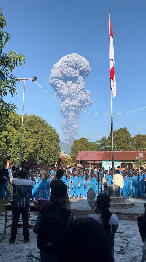 Indonesia resumes search for 3 hikers missing after Mount Dukono eruption- Ảnh 1.
