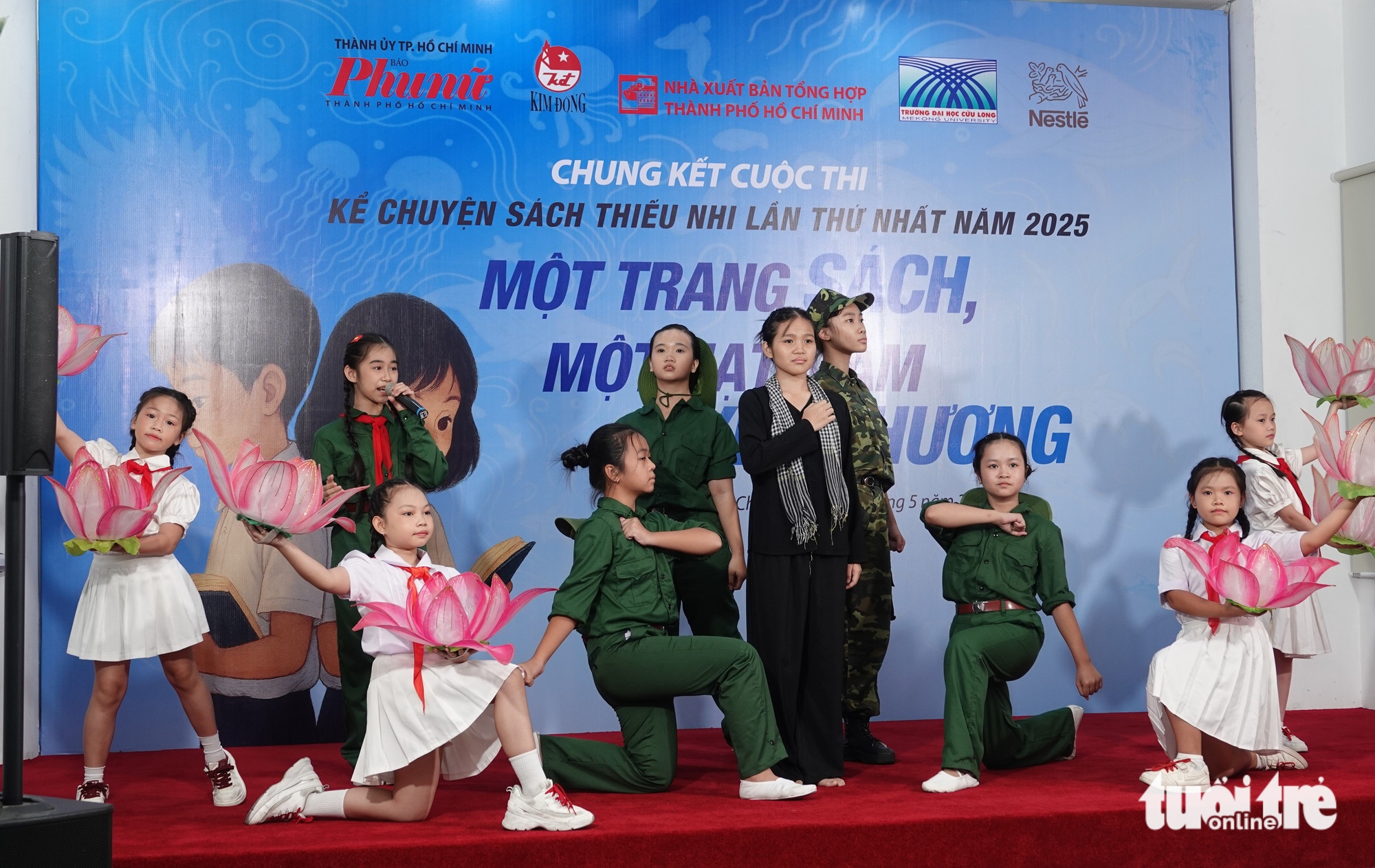 Khán phòng rớt nước mắt khi mẹ lên sân khấu thi kể chuyện cùng con - Ảnh 4.