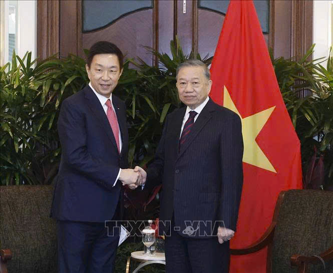 Vietnam’s Party chief meets senior executives of Singapore corporations - Ảnh 4.