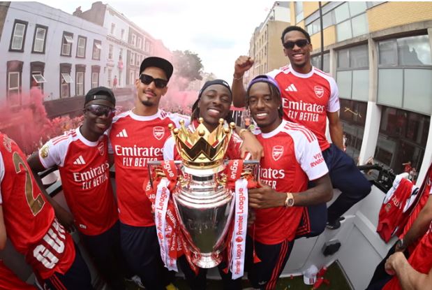アーセナル ファンクラブ 限定 グッズ ９年Arsenal プレミアリーグ アーセナルファンはプレミアリーグ優勝を祝して、ロンドンを赤く