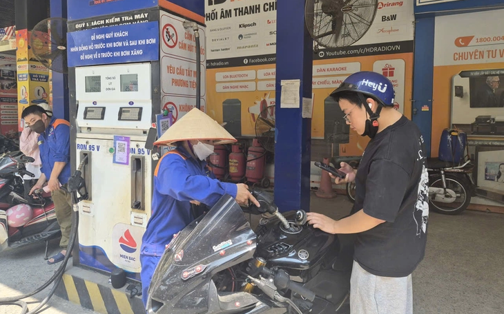 Vietnamese consumers urged to use E10 biofuel as experts highlight safety, benefits - Ảnh 1.