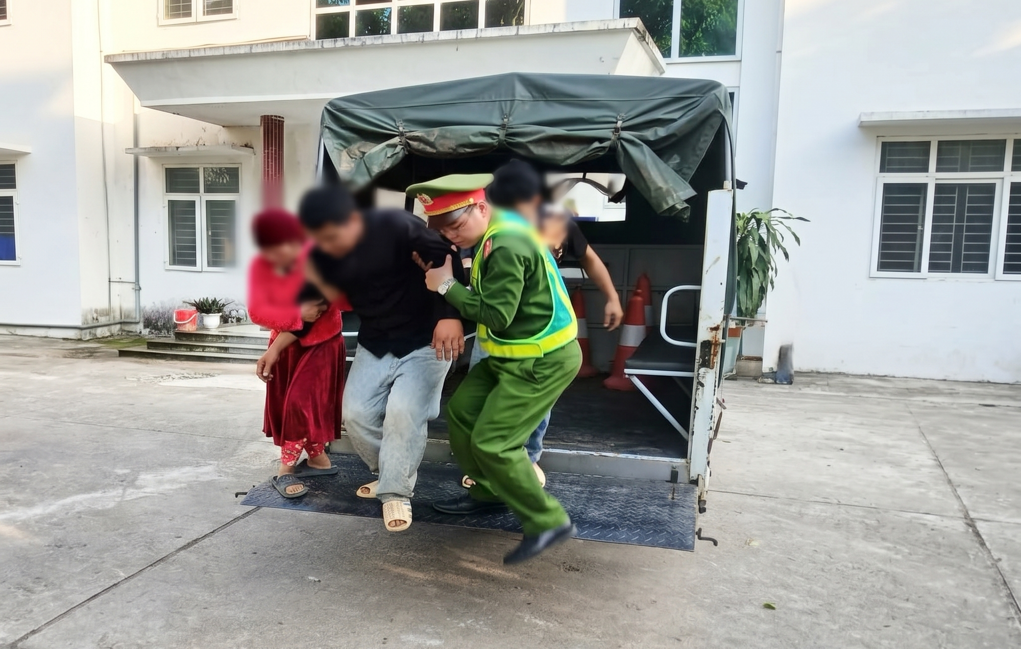 Chở người nhà ngộ độc lá ngón đi cấp cứu thì bị tai nạn, công an xã có mặt hỗ trợ - Ảnh 1.