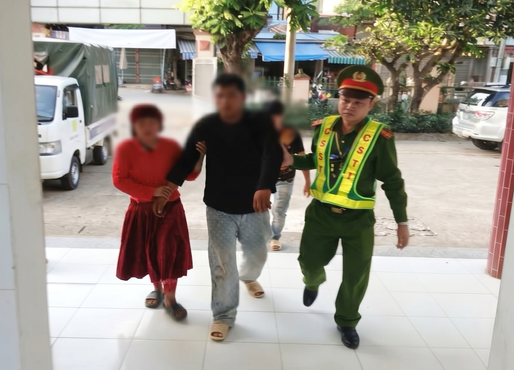 Chở người nhà ngộ độc lá ngón đi cấp cứu thì bị tai nạn, công an xã có mặt hỗ trợ - Ảnh 2.