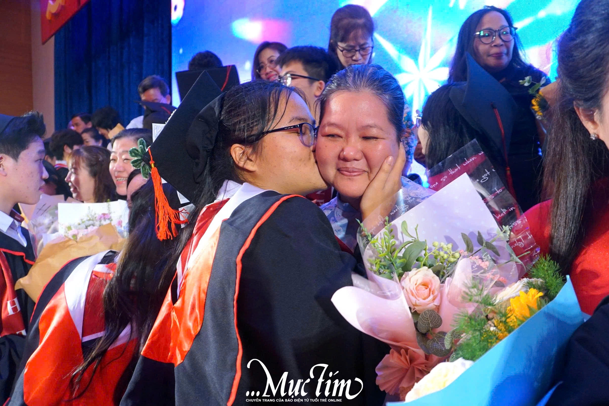 Những khung hình ấm áp ngày ra trường của teen 'nhà J' - Ảnh 1.